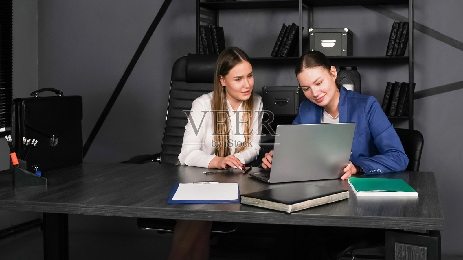 两位同事在现代办公室环境中白天合作进行项目。照片摄影图片