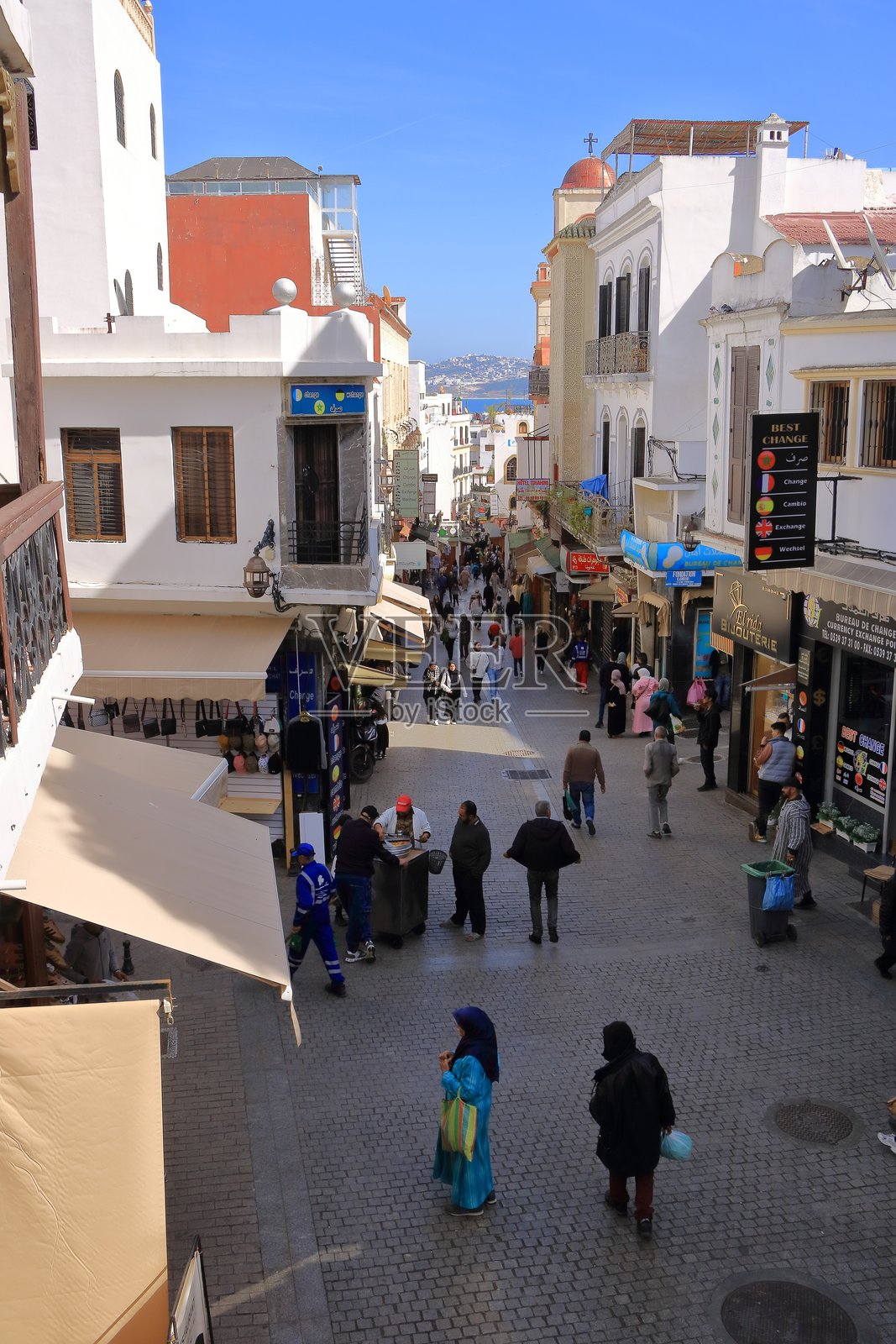 在丹吉尔市中心的老麦地那内。照片摄影图片