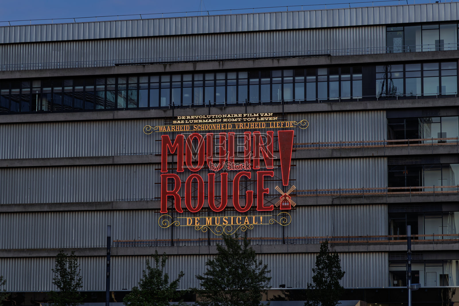 乌特勒支的《红磨坊音乐剧》招牌。照片摄影图片