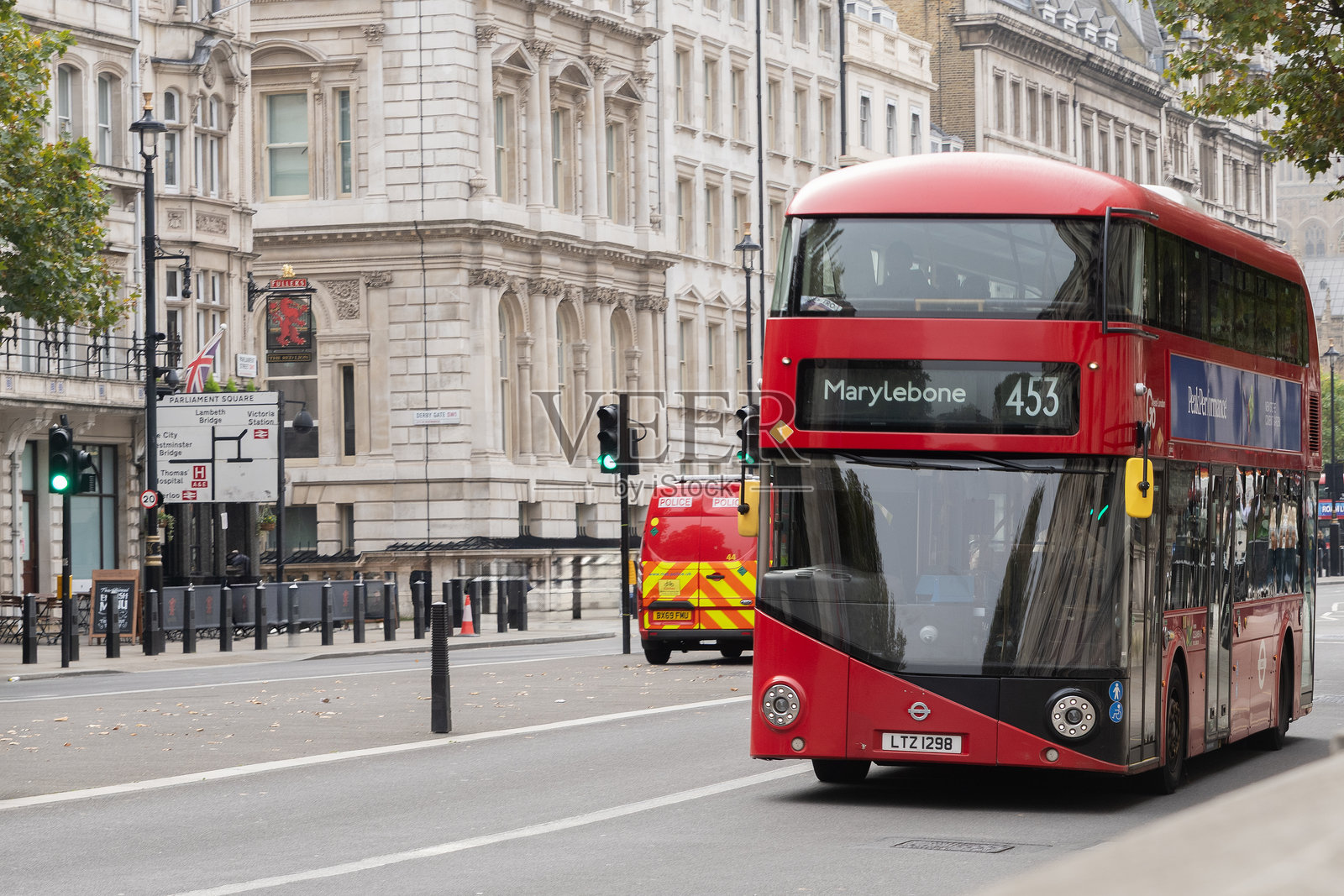 伦敦国会街的传统双层巴士照片摄影图片