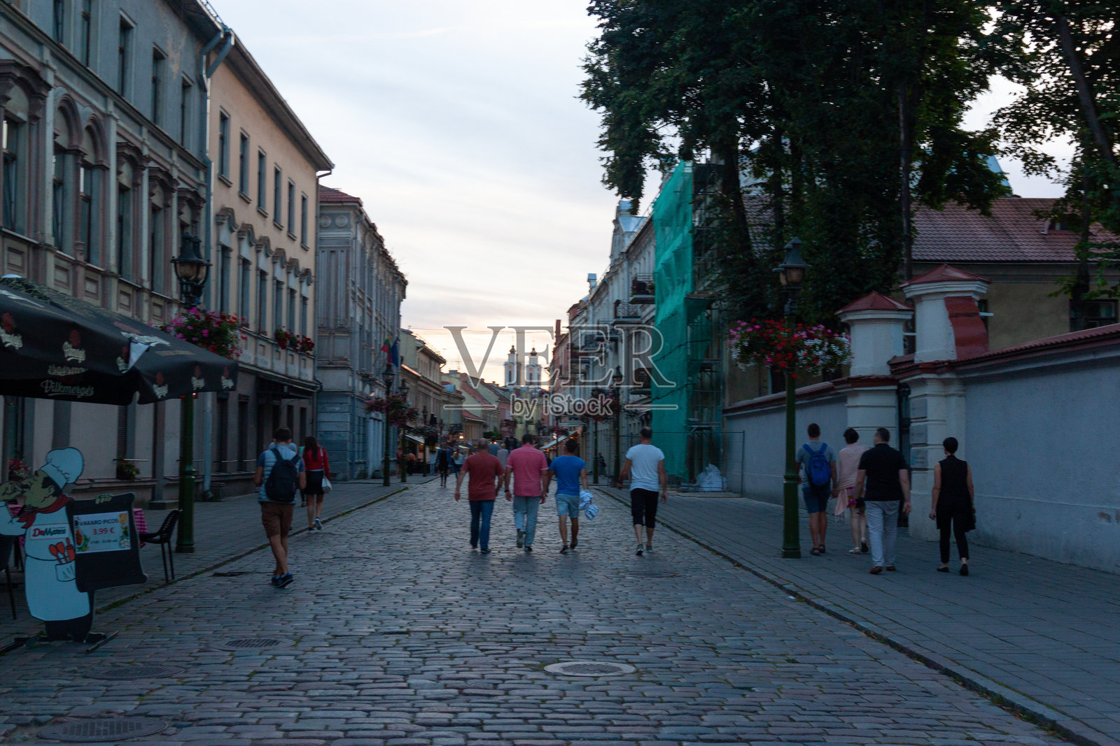 立陶宛考那斯老城的铺砌街道，阴云密布的夏日。著名的旅游目的地。照片摄影图片
