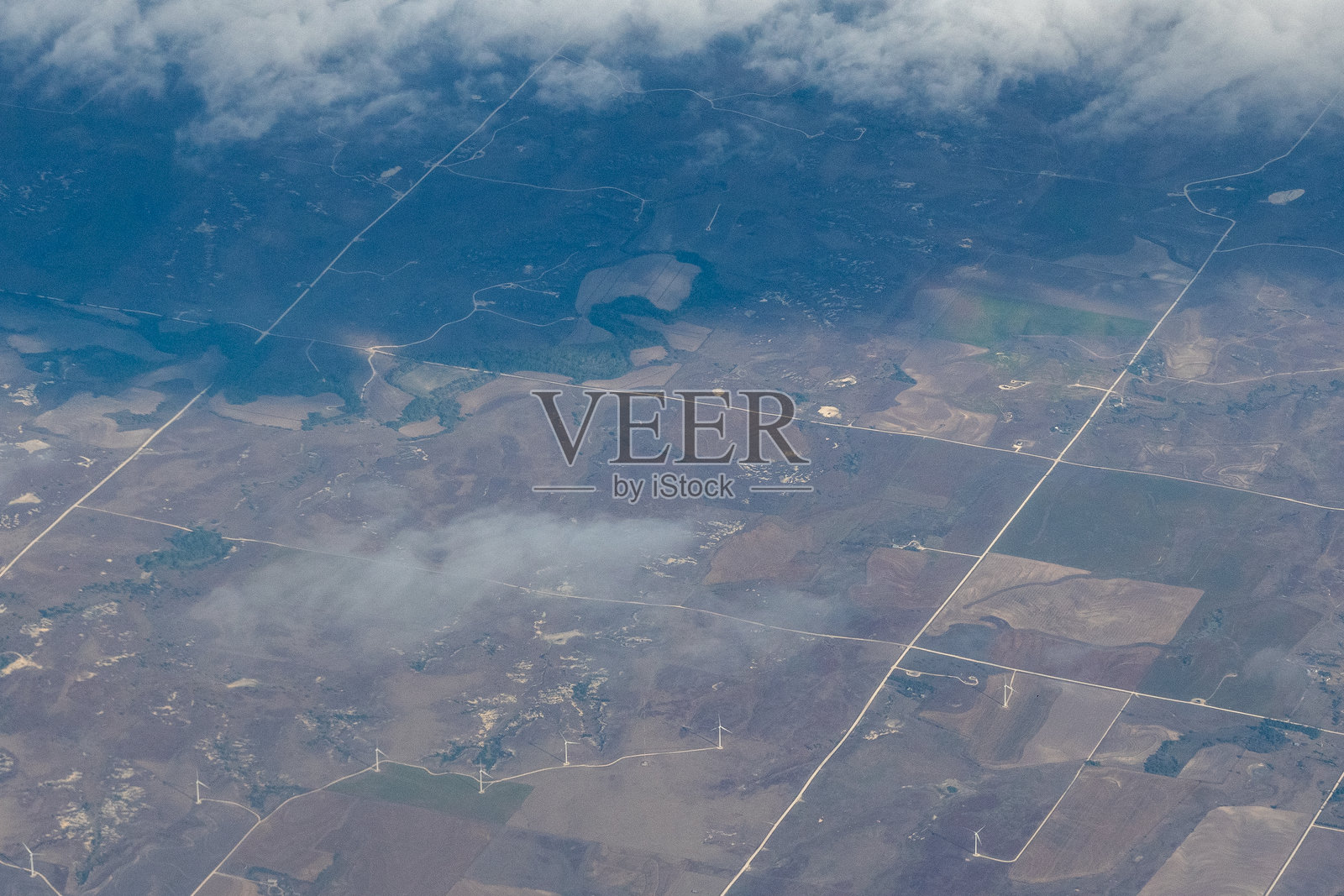 鸟瞰风车农场和拼布农业田地的风景照片摄影图片