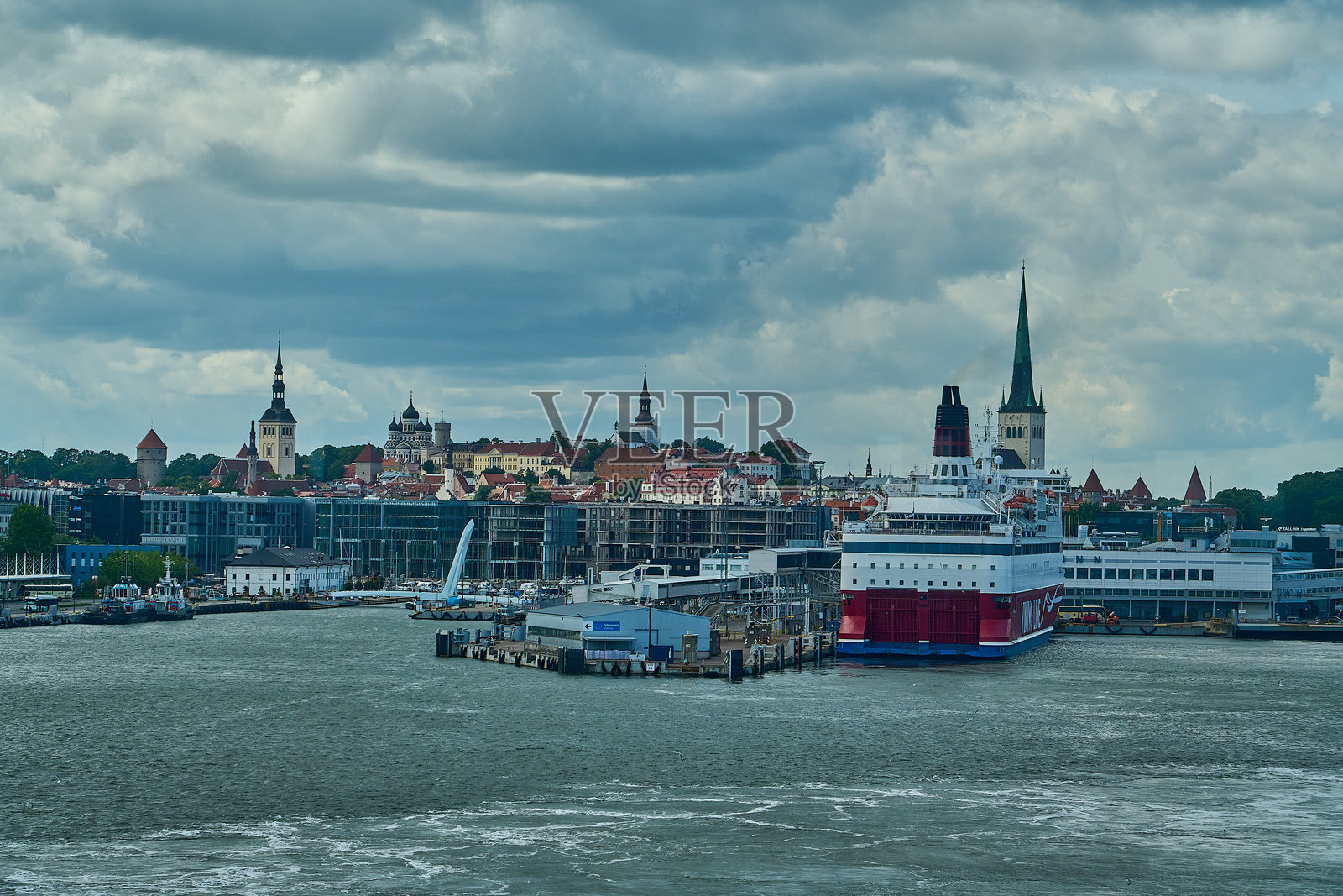 汽车渡轮离开爱沙尼亚塔林港口。照片摄影图片