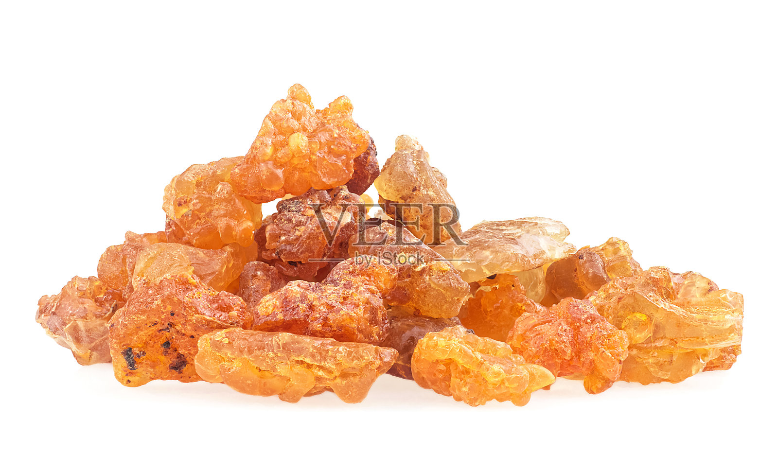 纯天然有机乳香树脂，背景为白色。乳香香树脂。照片摄影图片