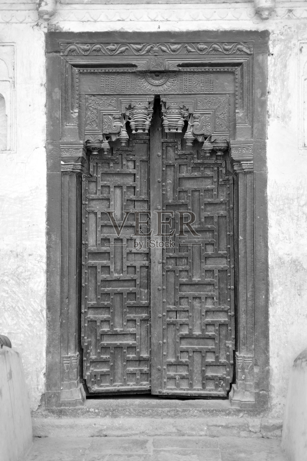奥尔恰的贾汉吉尔宫古老装饰木门的黑白照片照片摄影图片