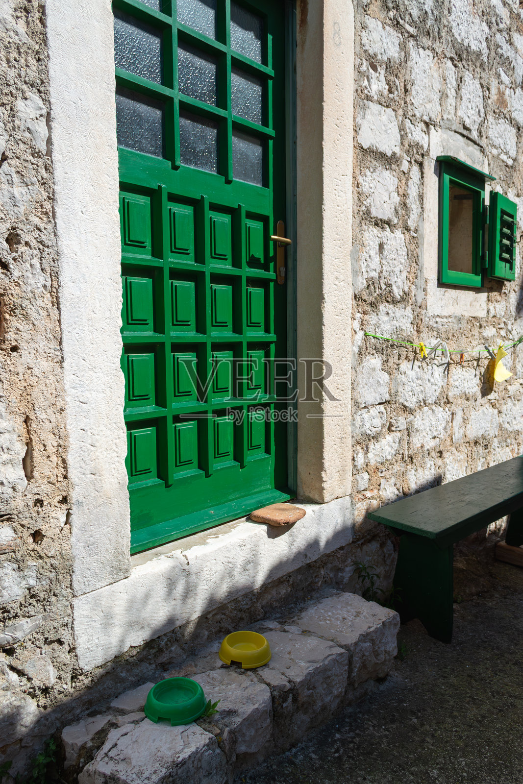 迷人的乡村生活：绿色的门和猫碗照片摄影图片