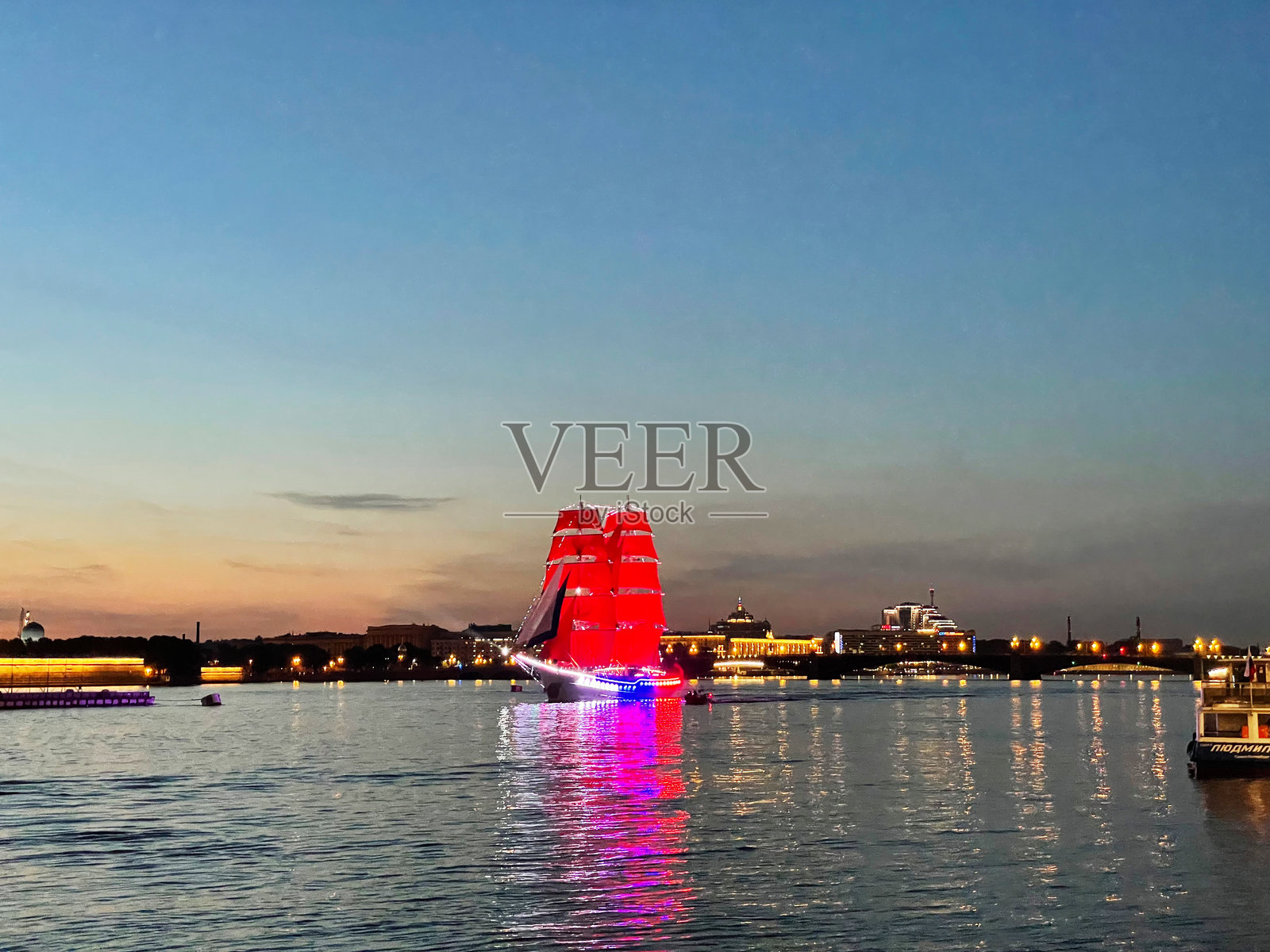 俄罗斯圣彼得堡红帆节的彩排。美丽的“俄罗斯”号帆船在白夜时分沿涅瓦河航行。照片摄影图片