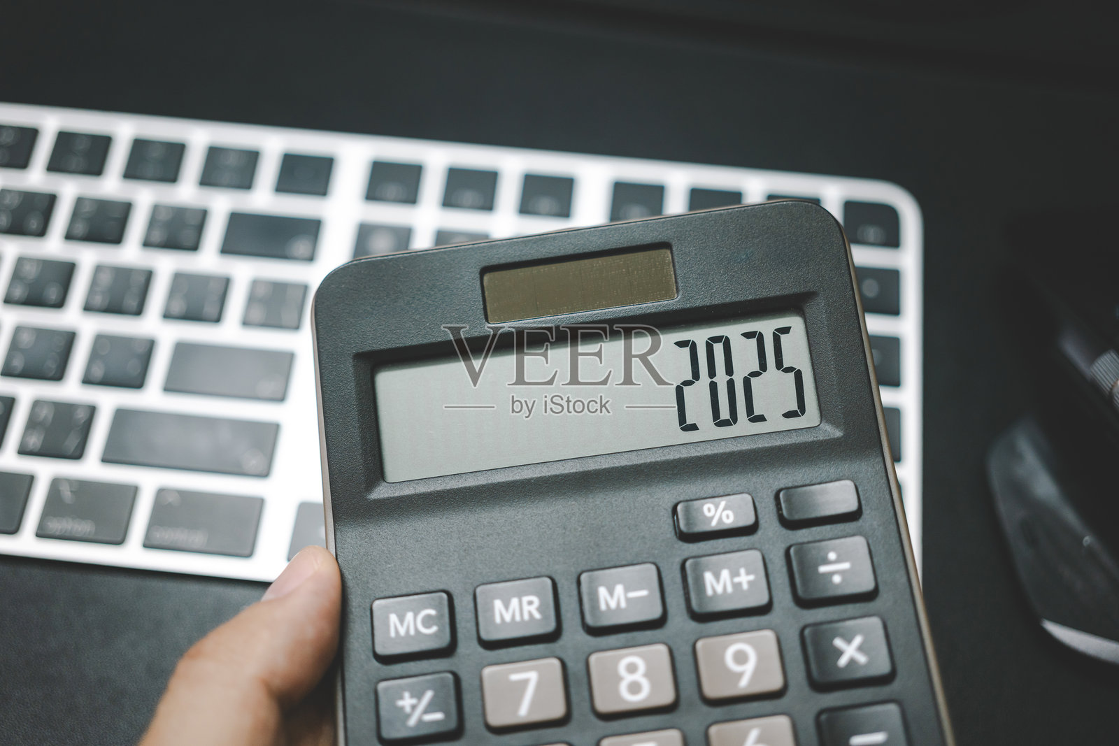 2025年财务计算器和预测。包括资金、预算、税务、投资、财务和储蓄。带有2025年数据的计算器。照片摄影图片