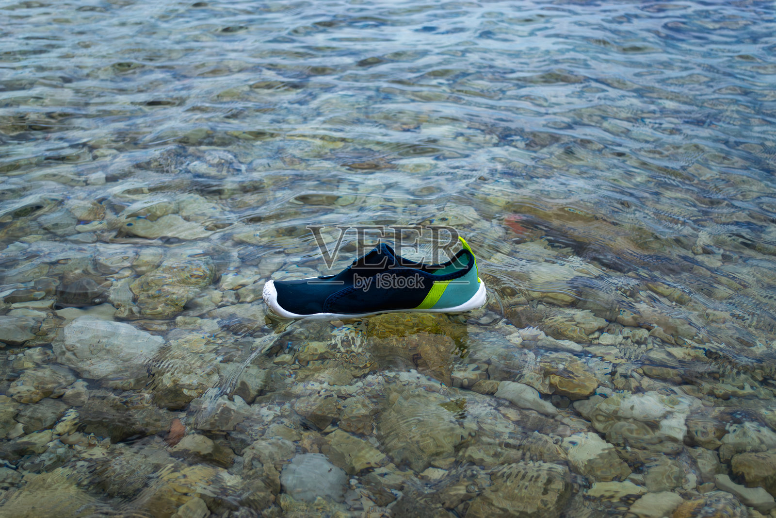 在海中丢失的水鞋照片摄影图片