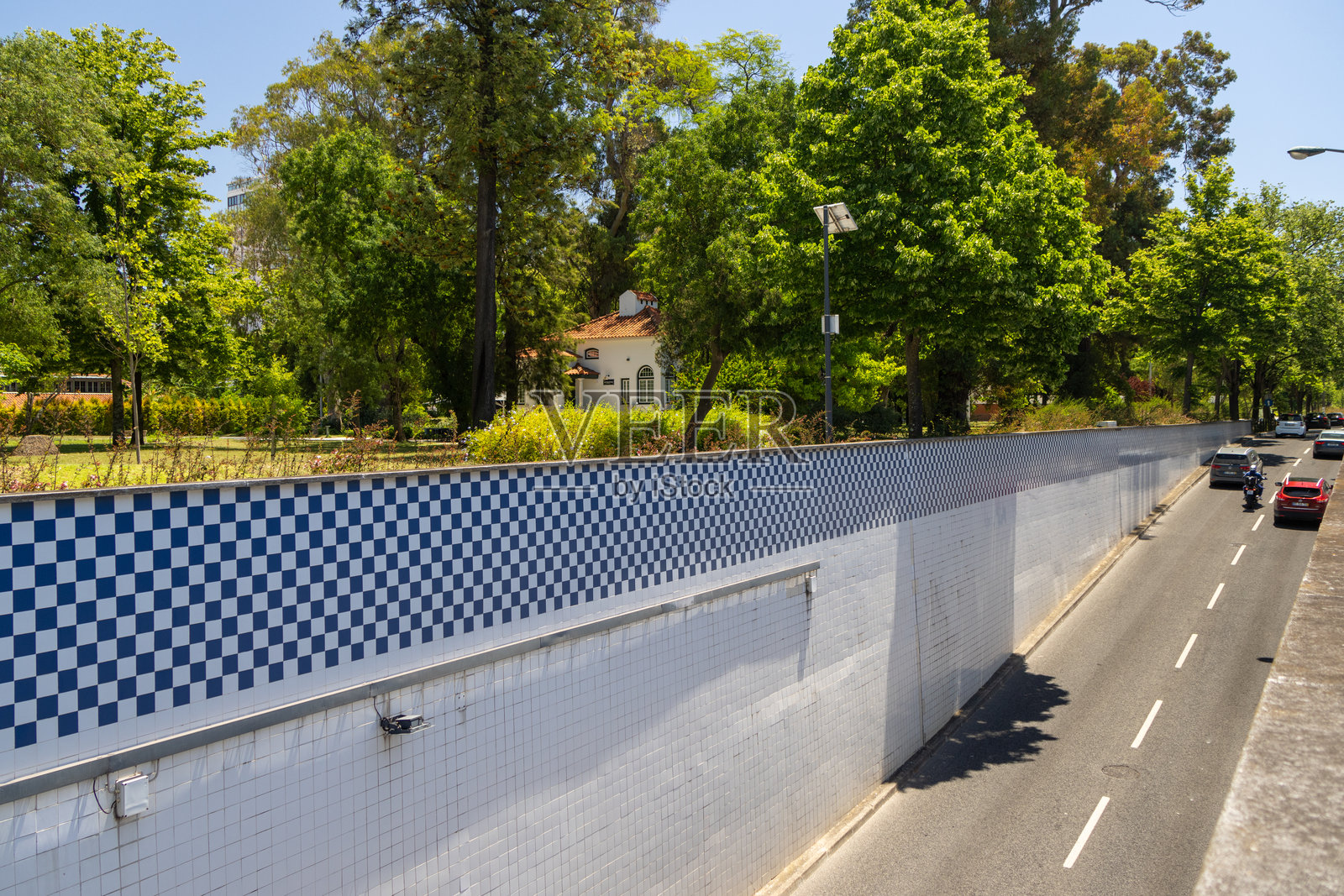 里斯本，葡萄牙的马赛克瓷砖隧道入口照片摄影图片