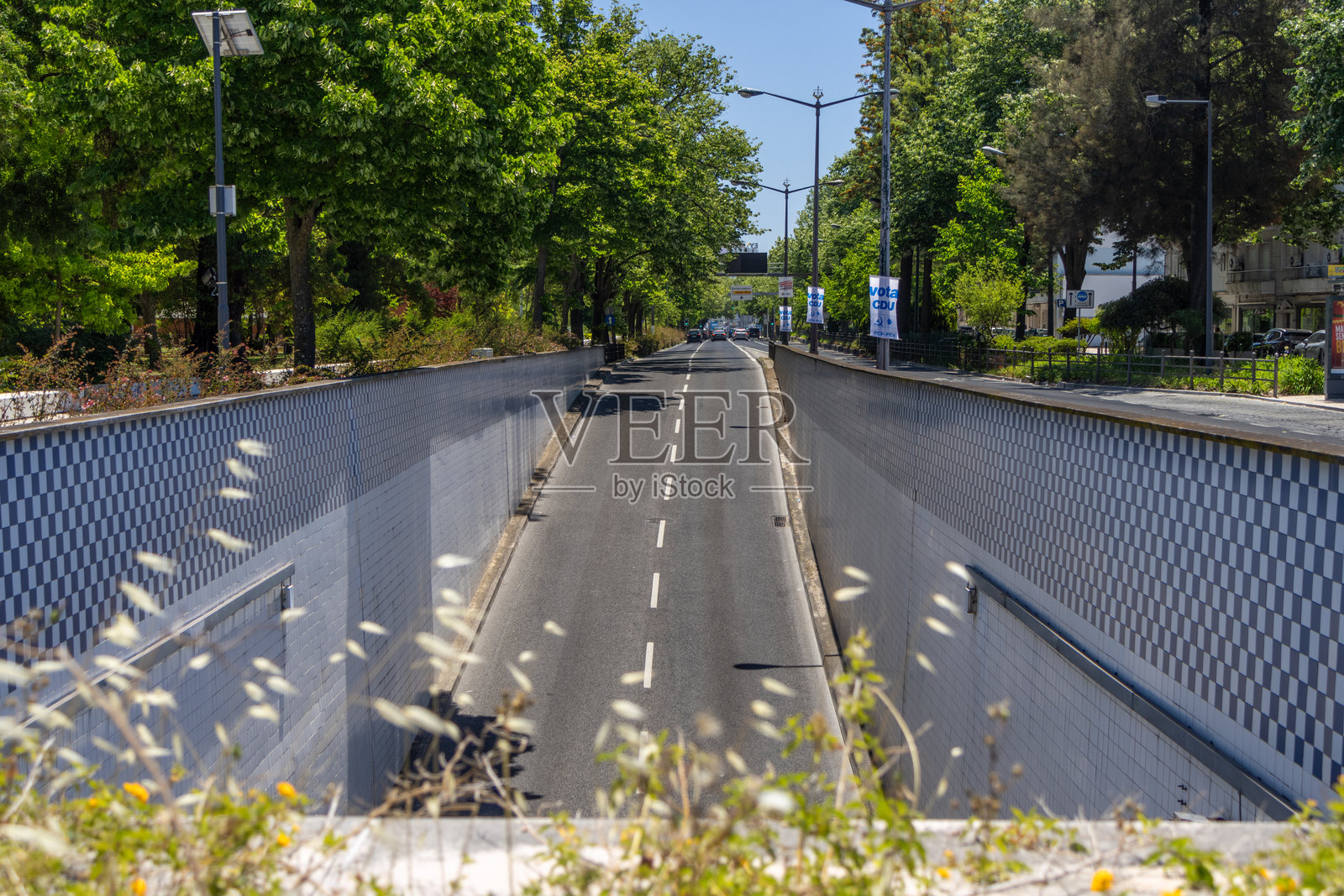 里斯本被绿树环绕的公路隧道照片摄影图片