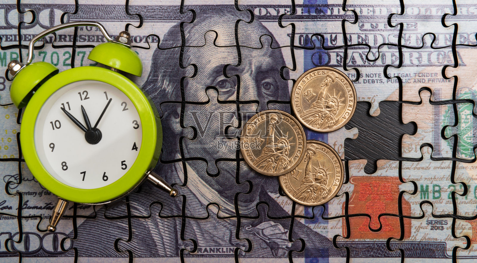 $100钞票、$1硬币和闹钟的拼图碎片照片摄影图片