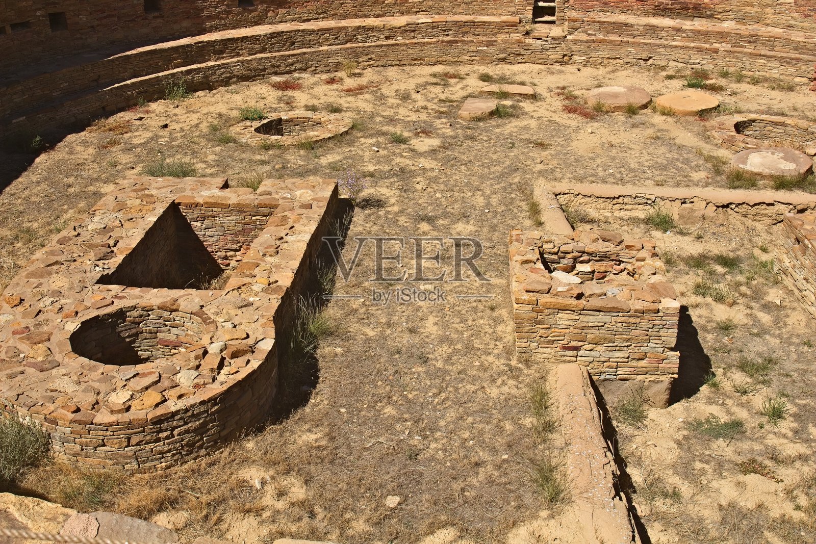 新墨西哥州查科峡谷的巨大基瓦。照片摄影图片