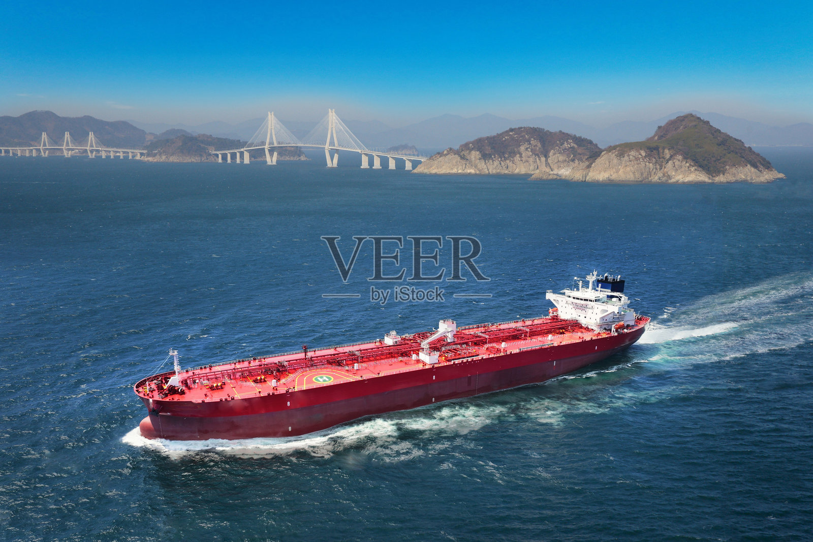 油品和化学品运输船照片摄影图片