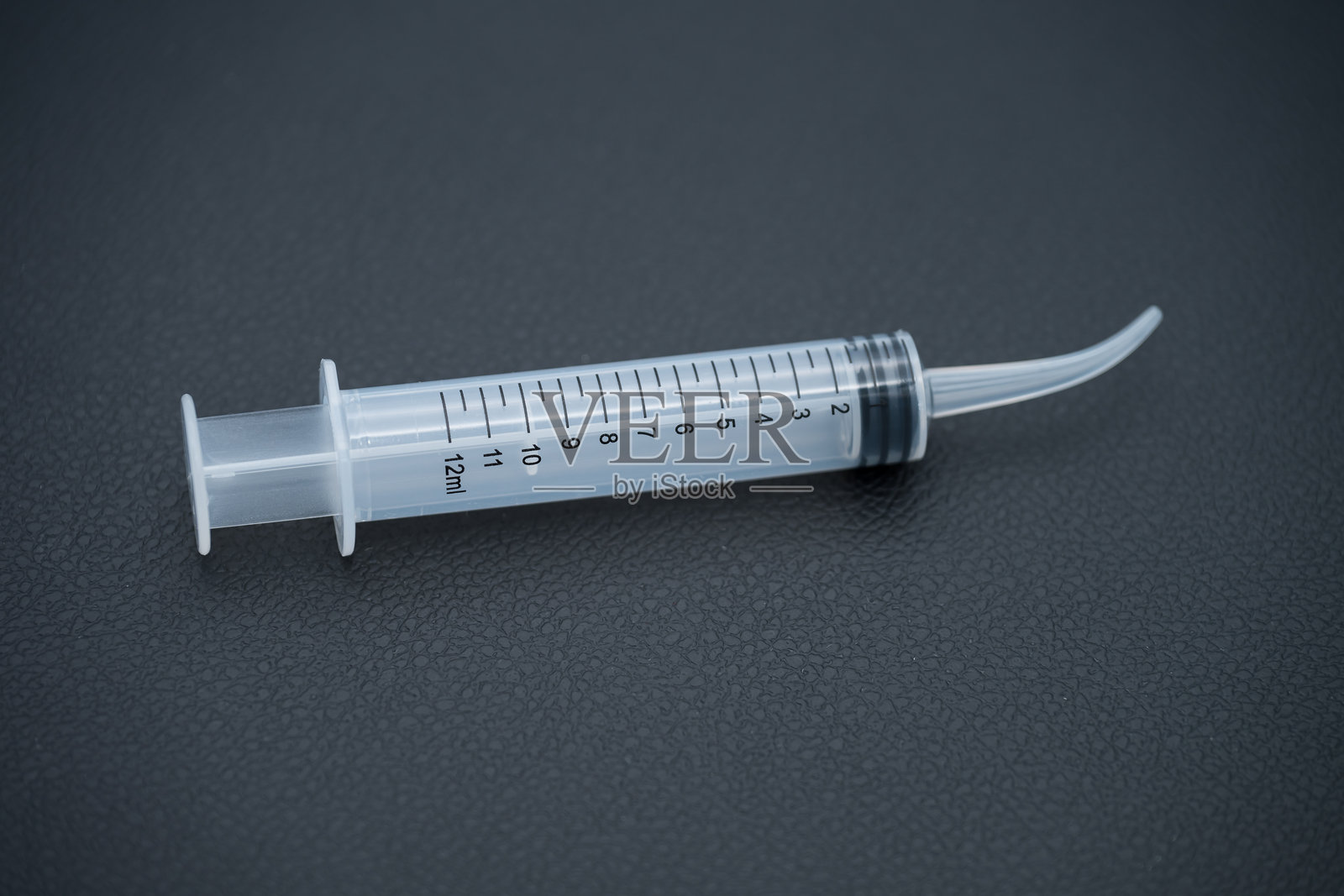 手动挖泥清洁注射器照片摄影图片