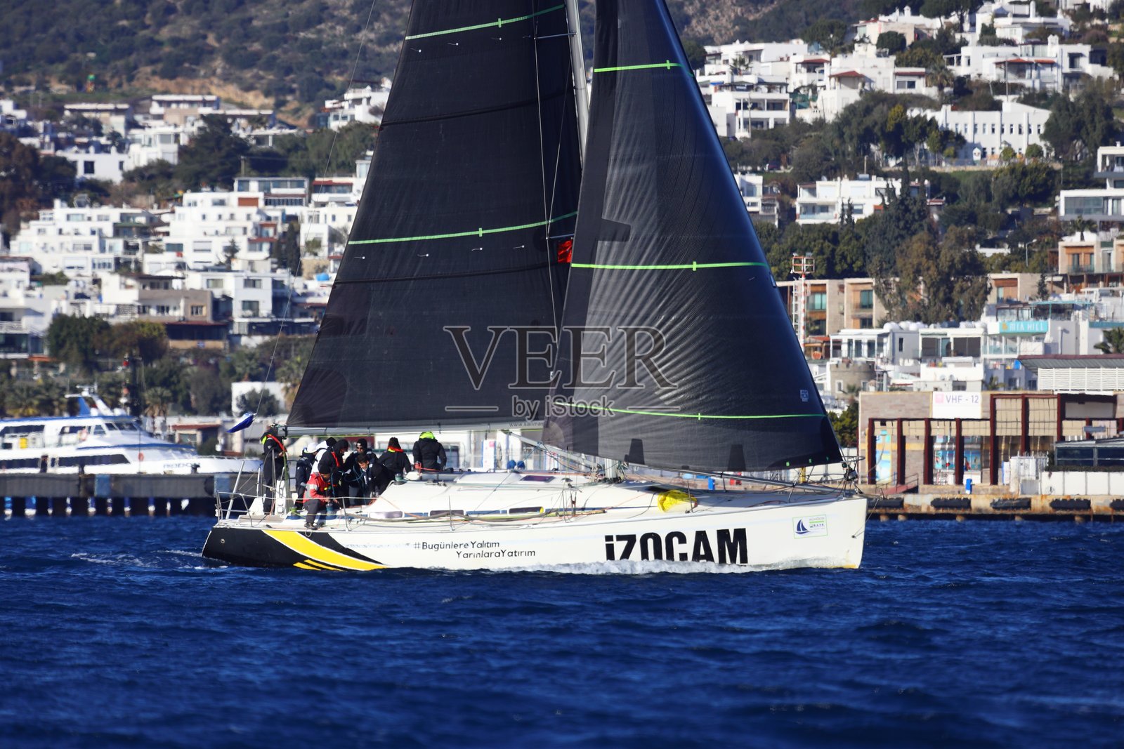 帆船在爱琴海的蓝色海水中迎风航行，地点位于著名的度假胜地博德鲁姆的海岸。照片摄影图片