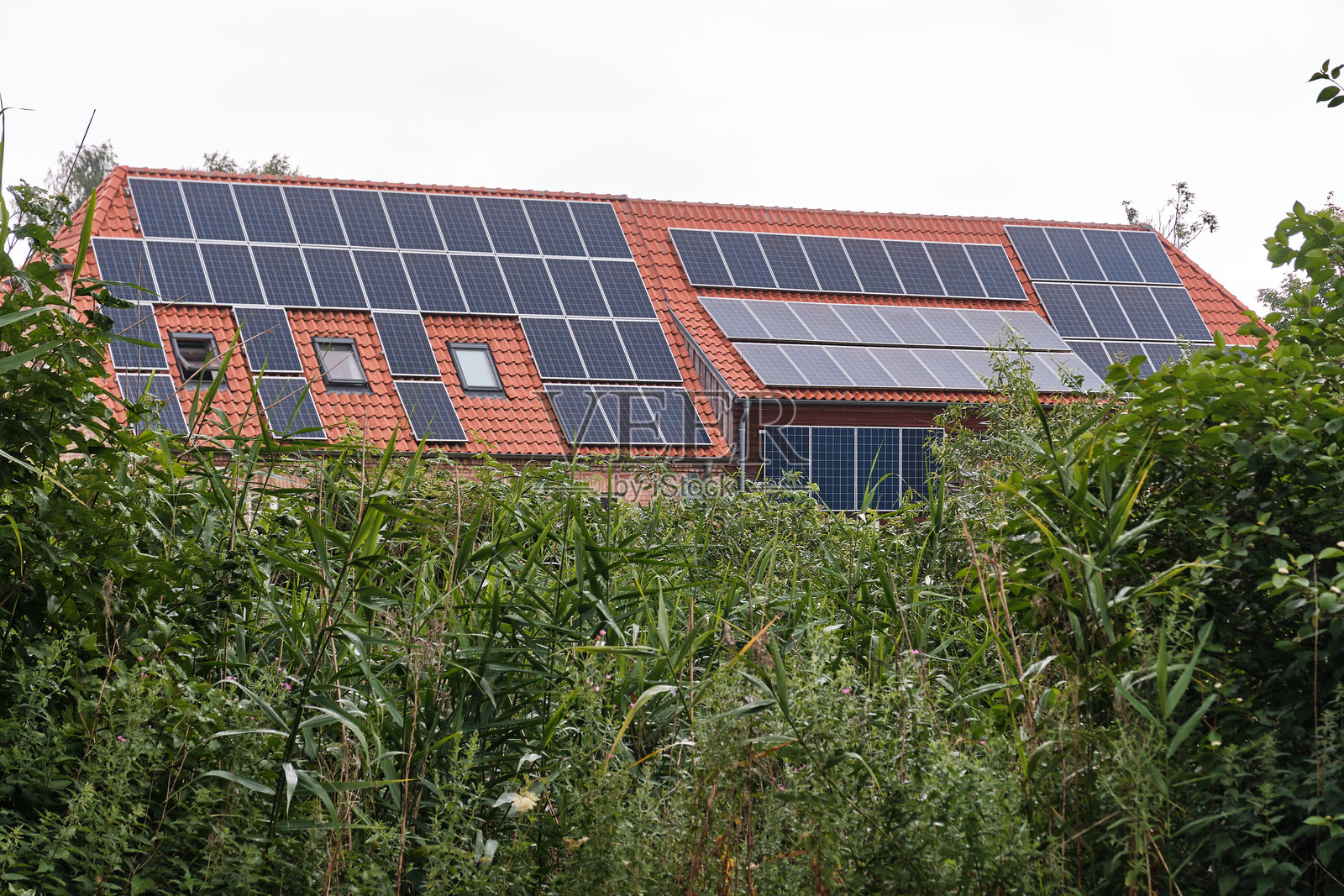 弗赖利希特博物馆克洛肯哈根的历史乡村瓦房屋顶上的太阳能电池板照片摄影图片