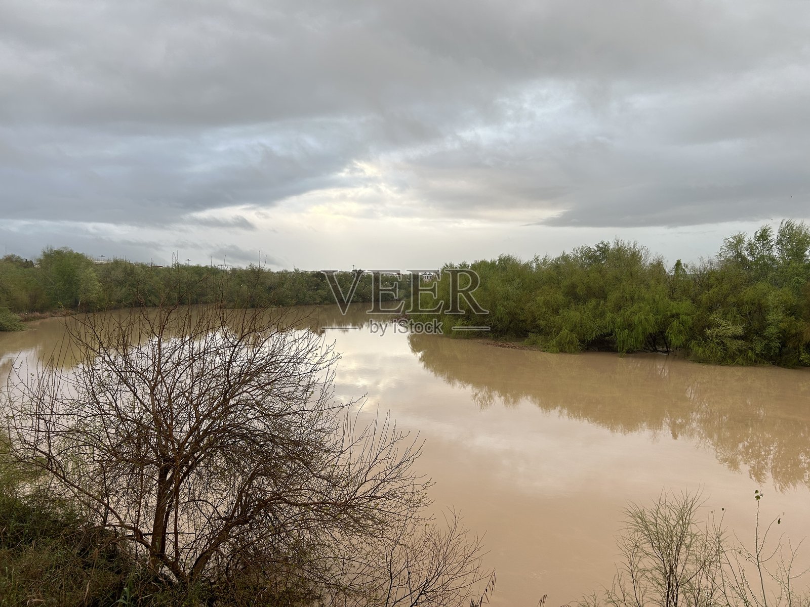 科尔多瓦的瓜达尔基维尔河照片摄影图片