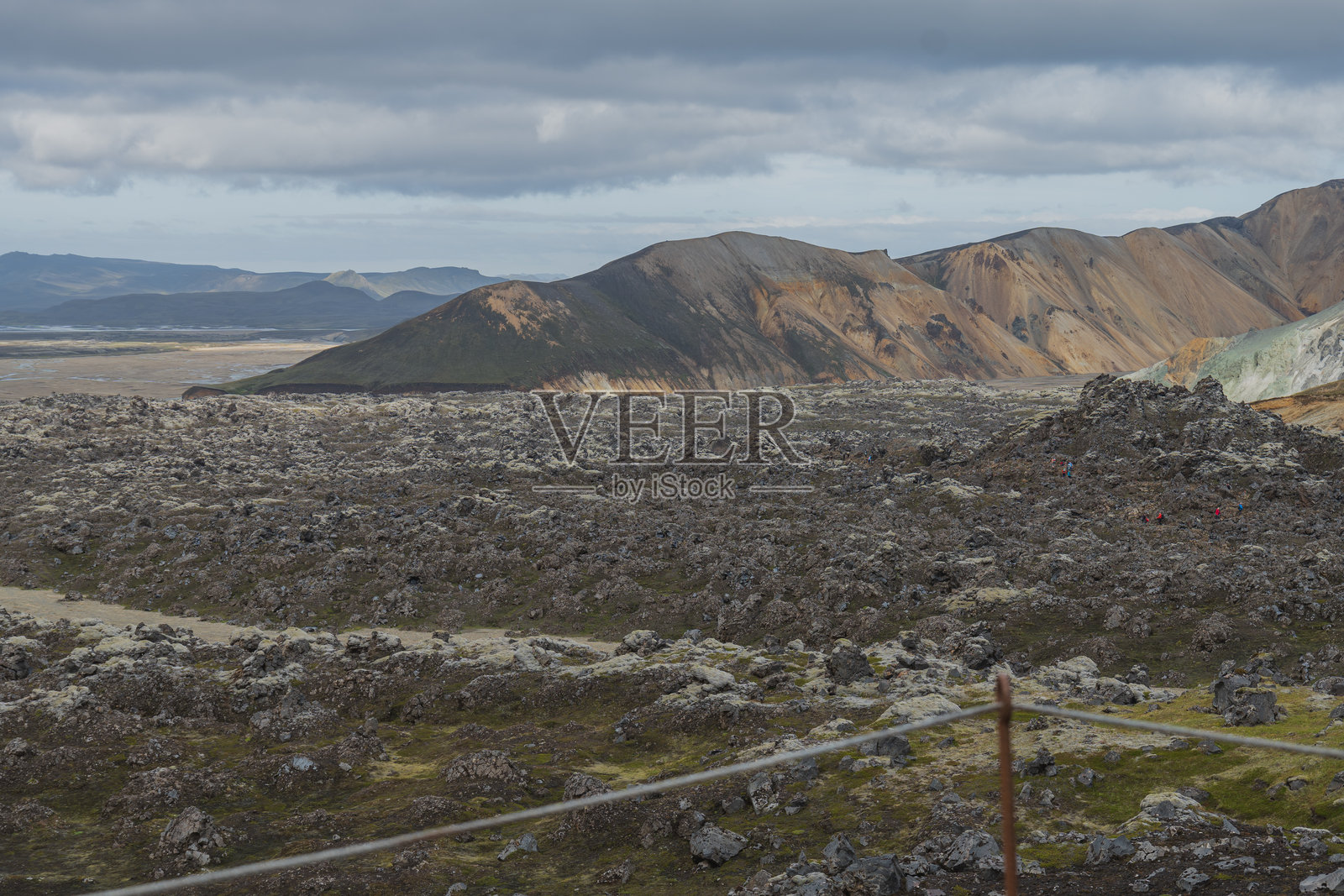 兰德曼纳劳卡的苔藓覆盖的熔岩场和火山岩山脉照片摄影图片