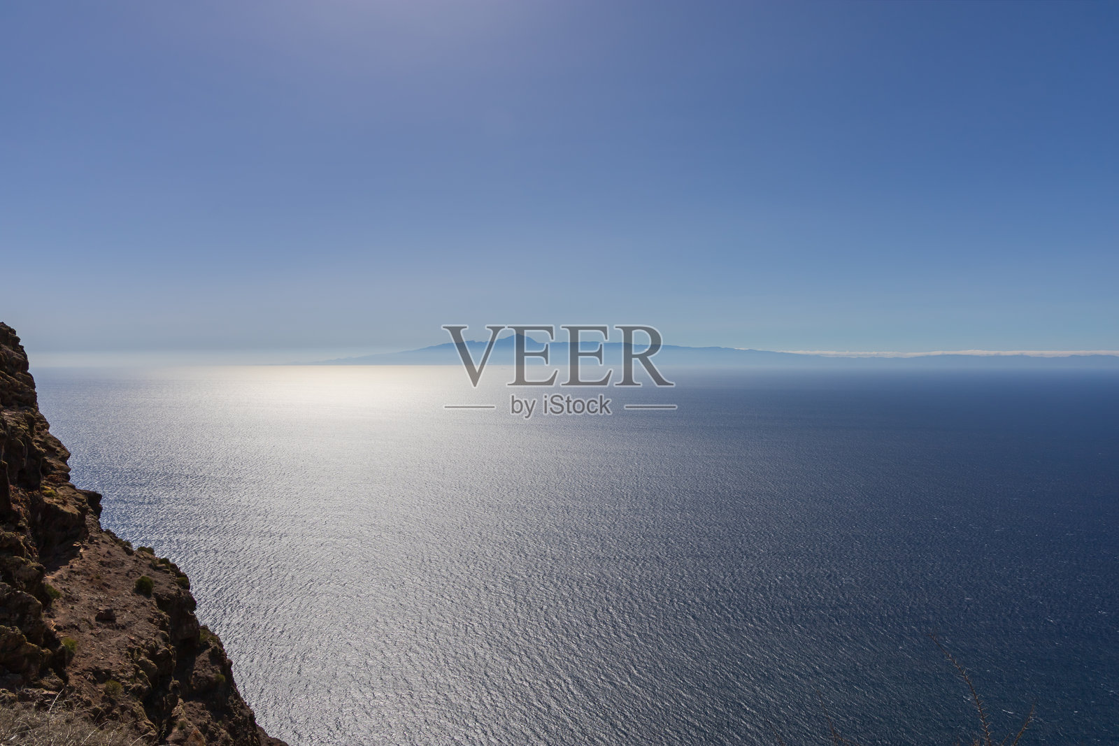 西班牙大加那利岛的米拉多尔德巴尔孔地区的海景和山脉照片摄影图片