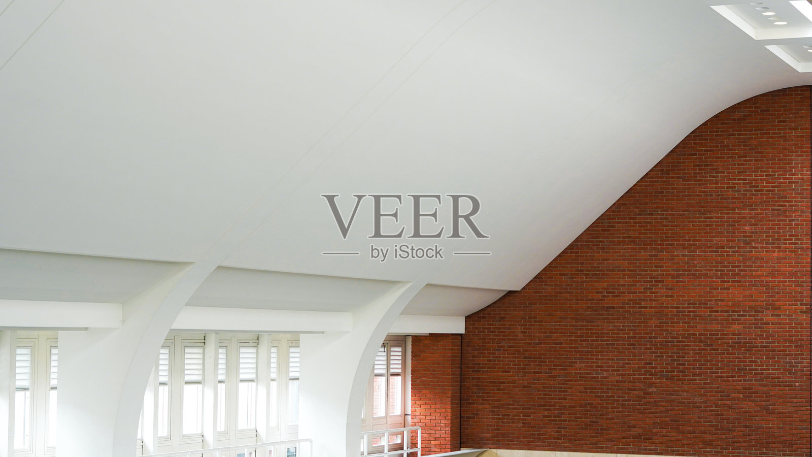 宽敞的公共室内，明亮的白色建筑墙壁和细节照片摄影图片