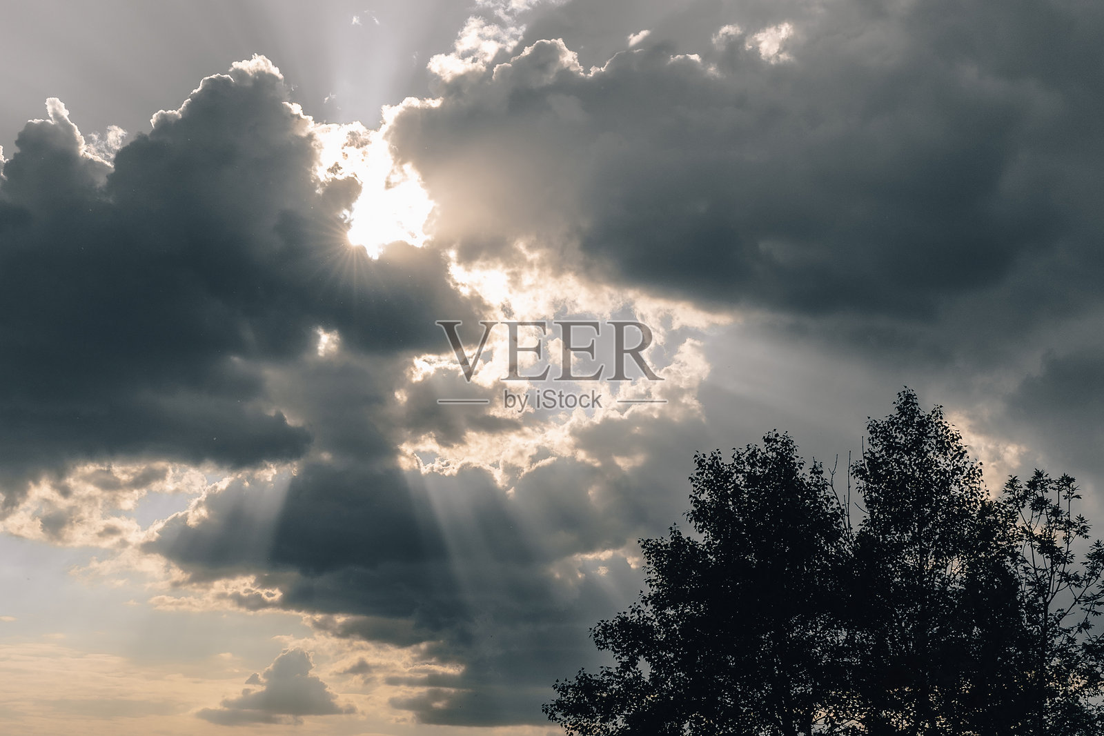 阳光穿透风暴照片摄影图片