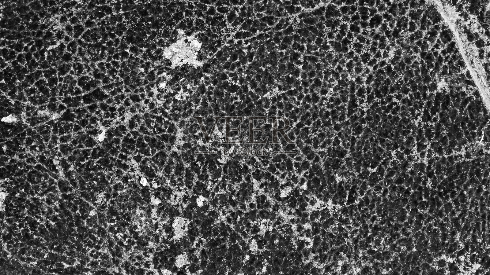 单色鸟瞰图显示了北威尔士，英国被火烧焦的地貌，呈现出斑驳的烧灼图案。照片摄影图片