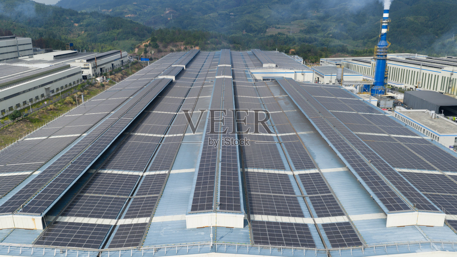 工厂屋顶上的太阳能电池板照片摄影图片