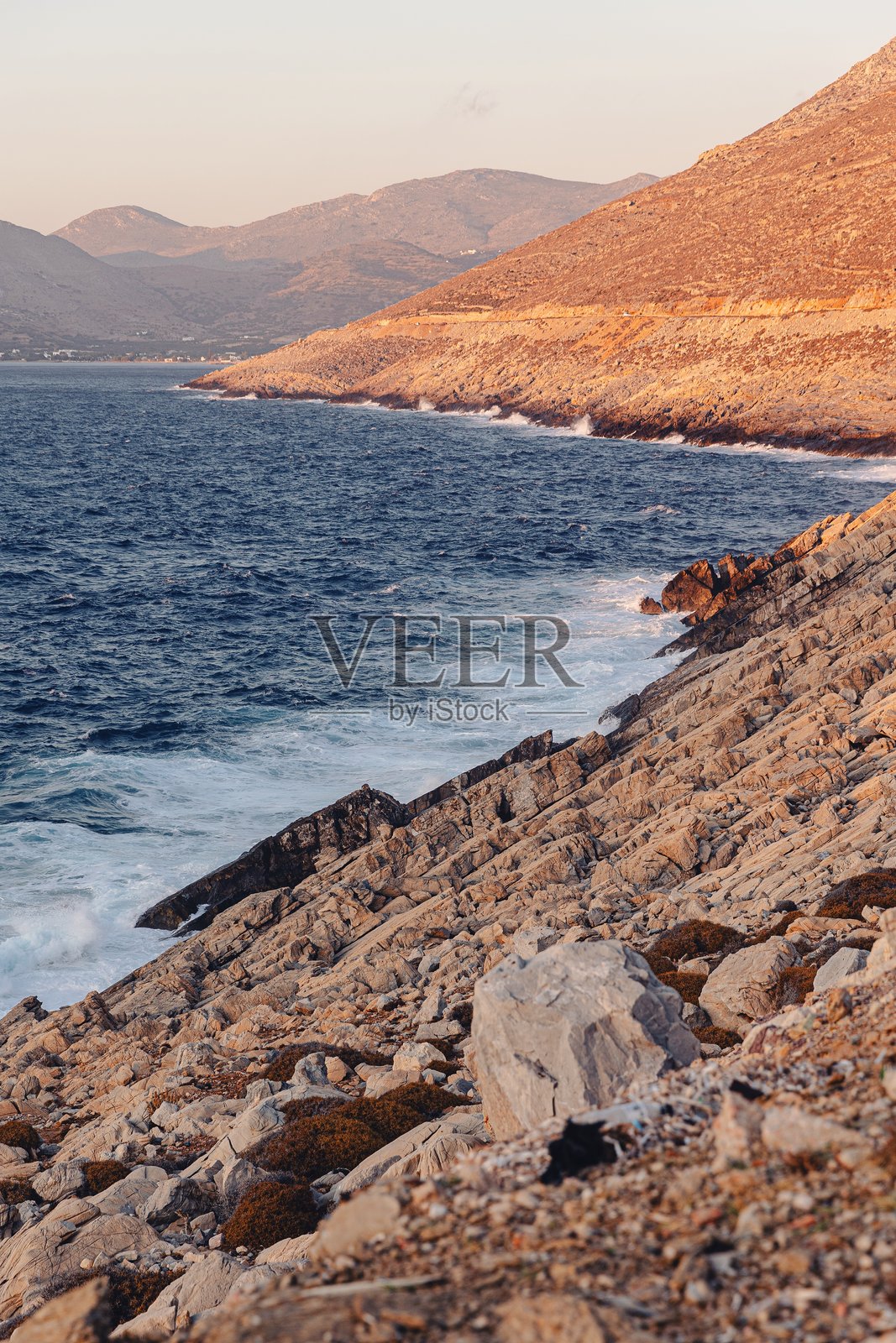 阿莫尔戈斯岛阿吉奥斯·帕夫洛斯附近的岩石海岸日落景色照片摄影图片