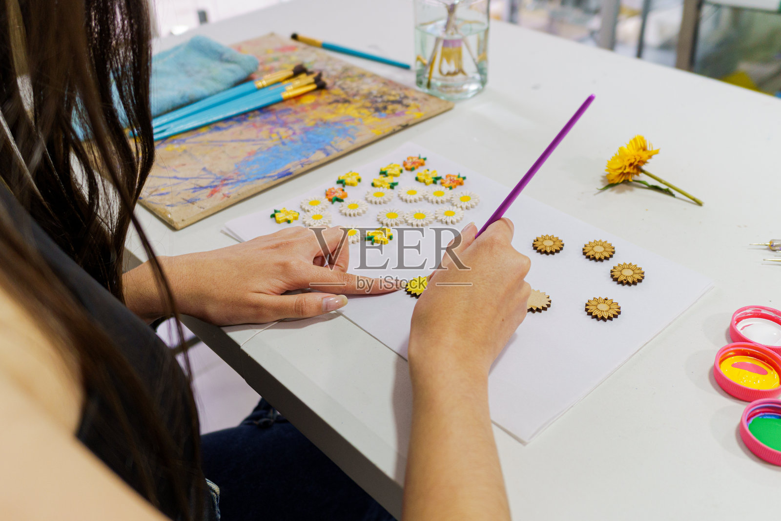 艺术家在艺术工作室用画笔绘制小木花照片摄影图片