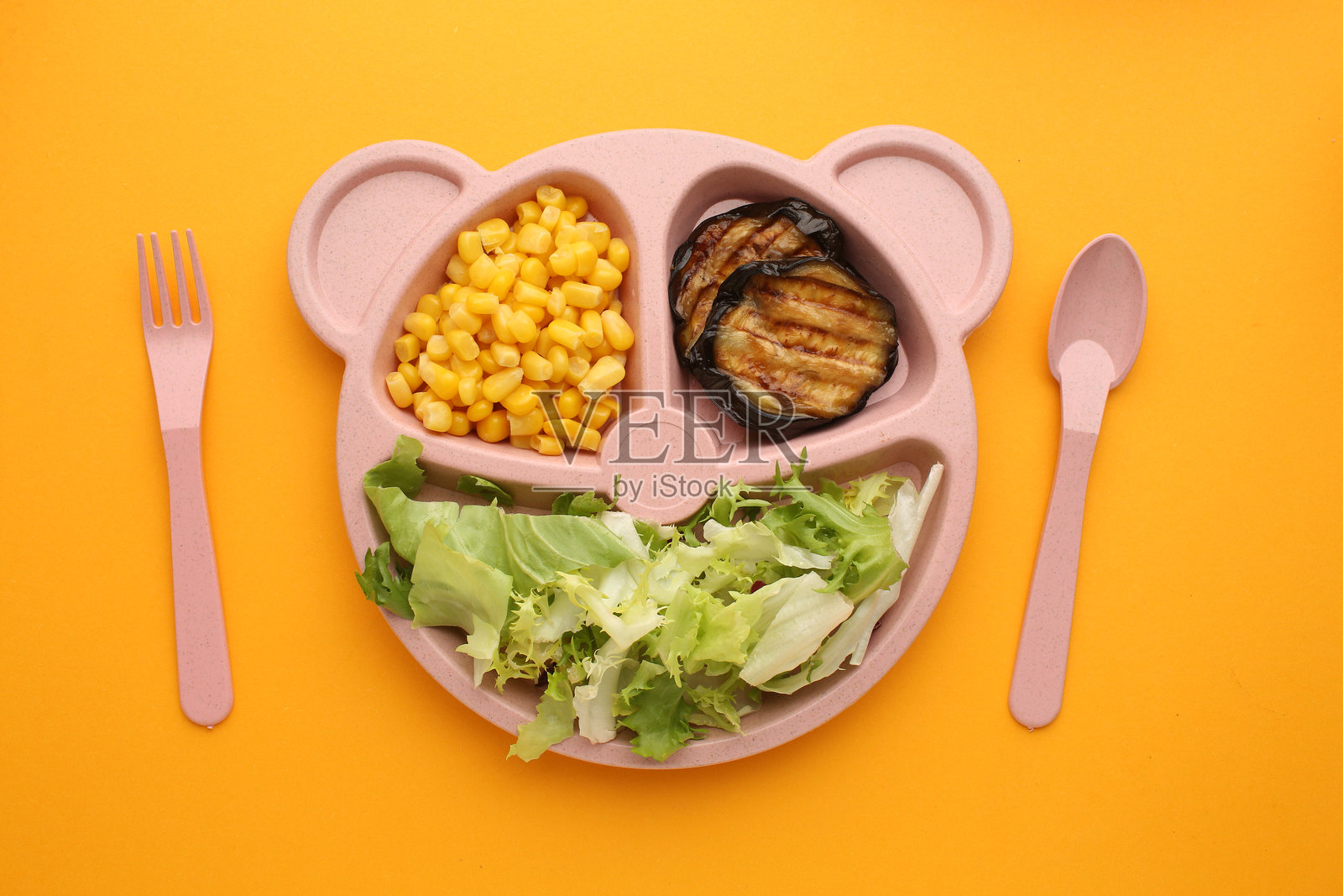 健康饮食。不同餐点和产品放在黄色背景上的容器中，俯视图。饮食和卡路里计算，留有文本空间。照片摄影图片