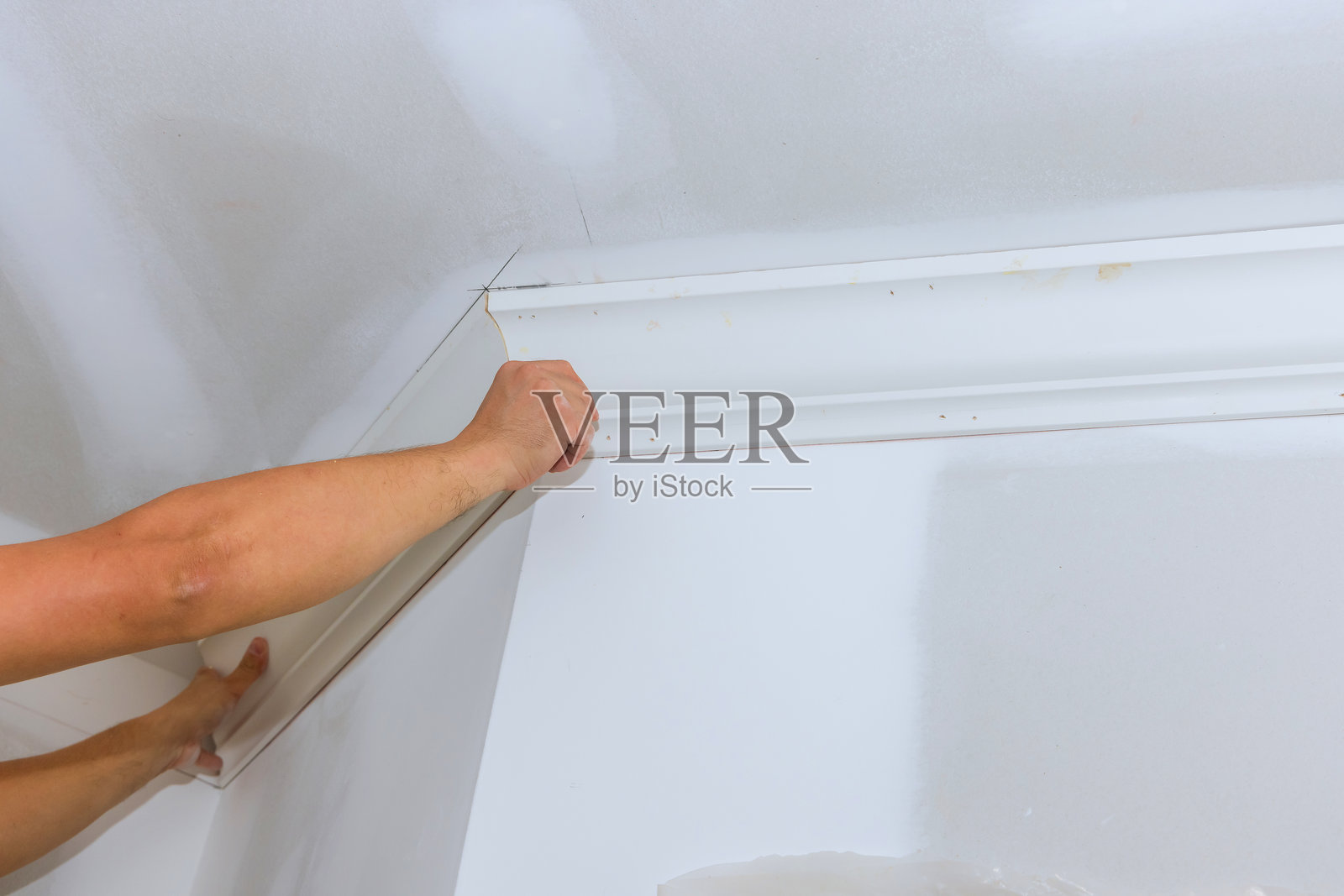 明亮房间内正在进行的家庭装修项目，安装了冠状线条。照片摄影图片