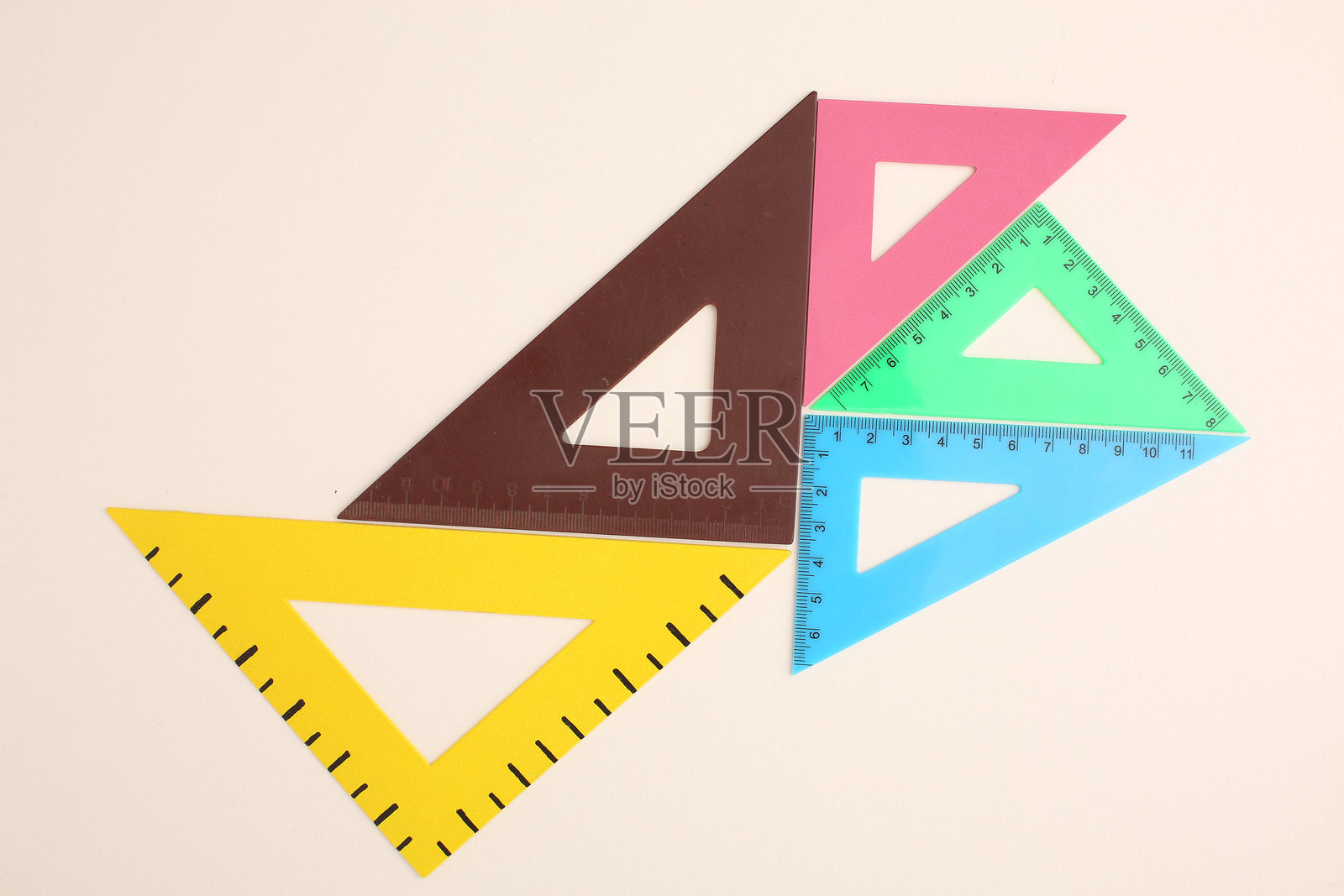 文具、计算器、尺子和学校用品在彩色背景上。学校和大学学习的概念。照片摄影图片