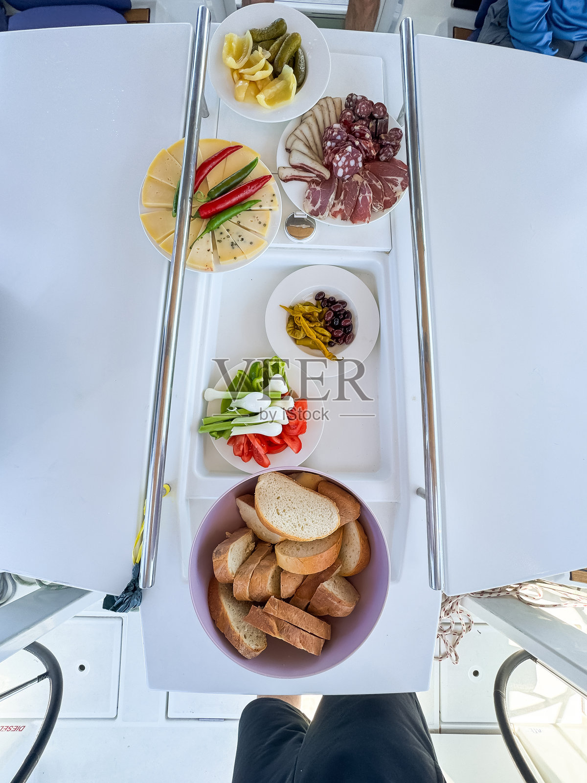 航行中帆船上的早餐时光照片摄影图片