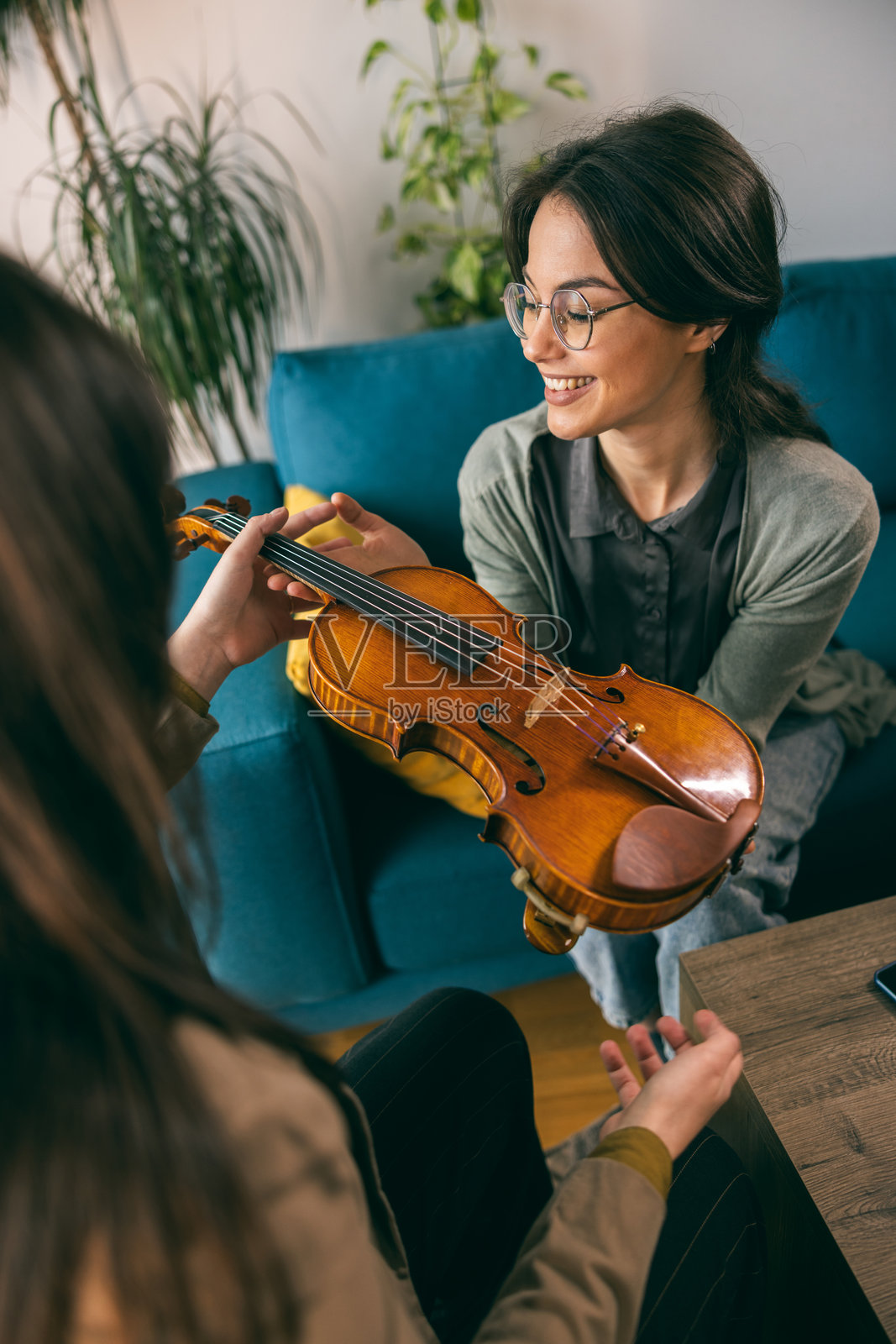 音乐老师教学生如何持琴照片摄影图片