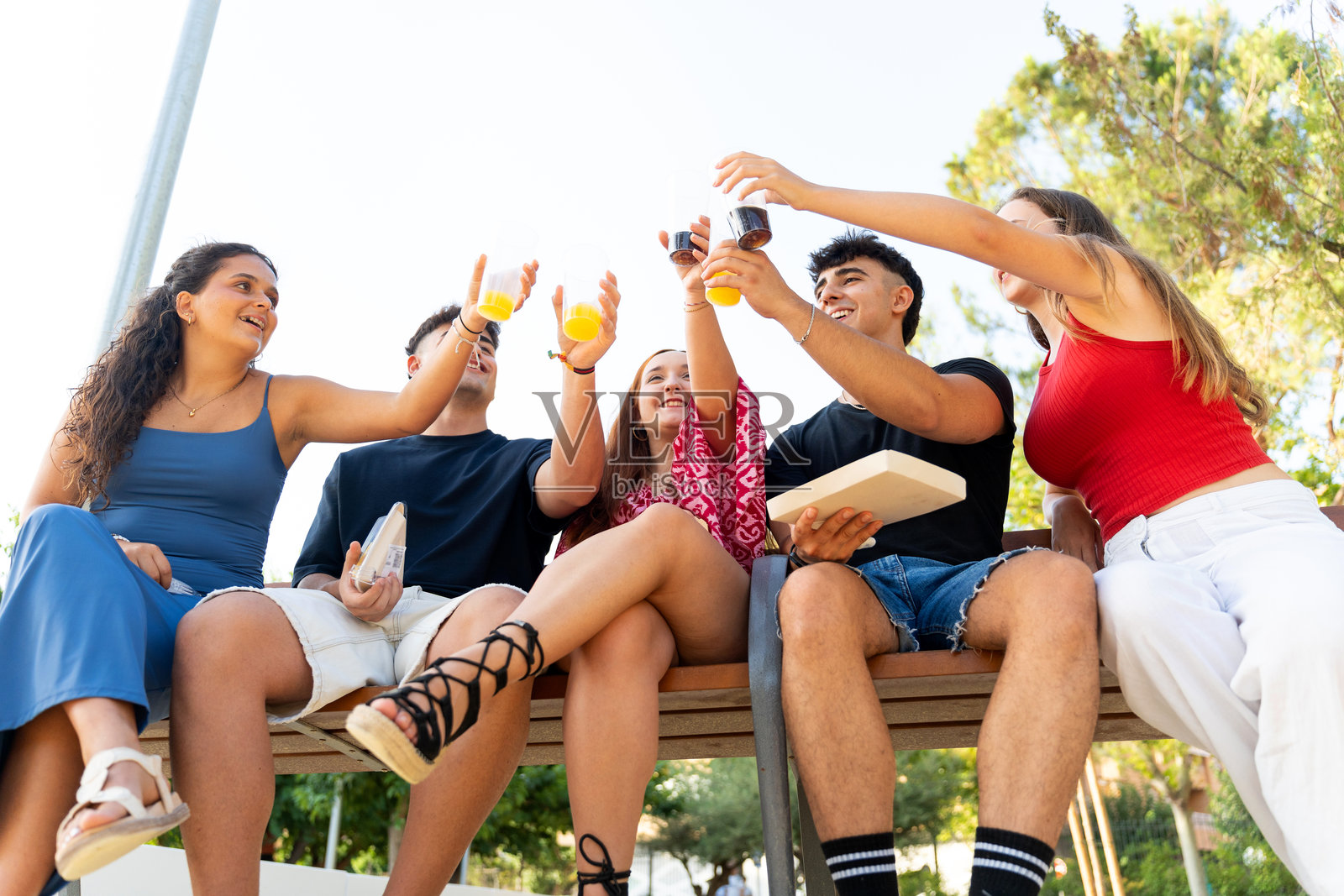 一群年轻人在户外举杯庆祝照片摄影图片