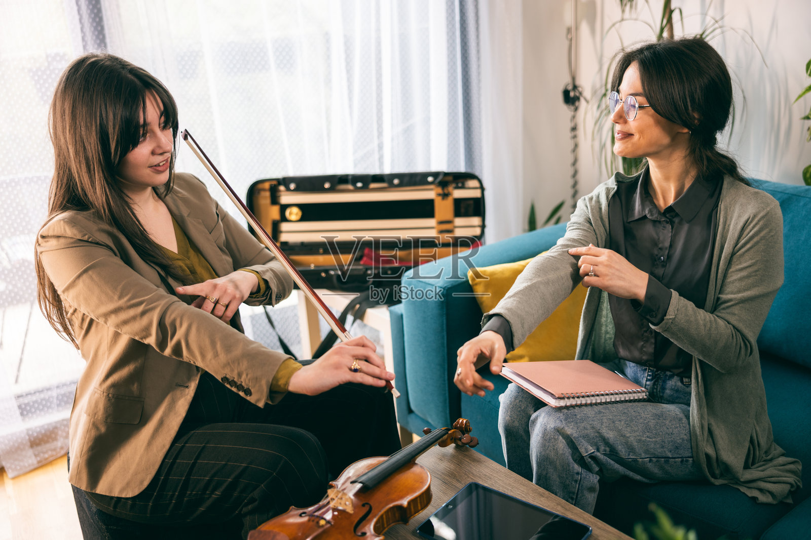 学生正在进行私人小提琴课照片摄影图片
