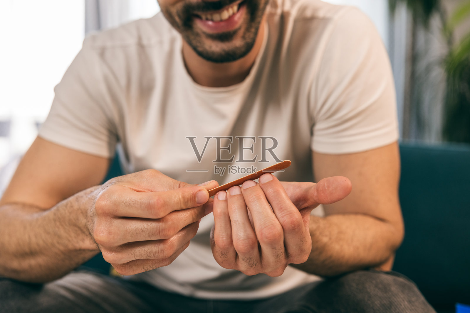 男人修剪指甲照片摄影图片