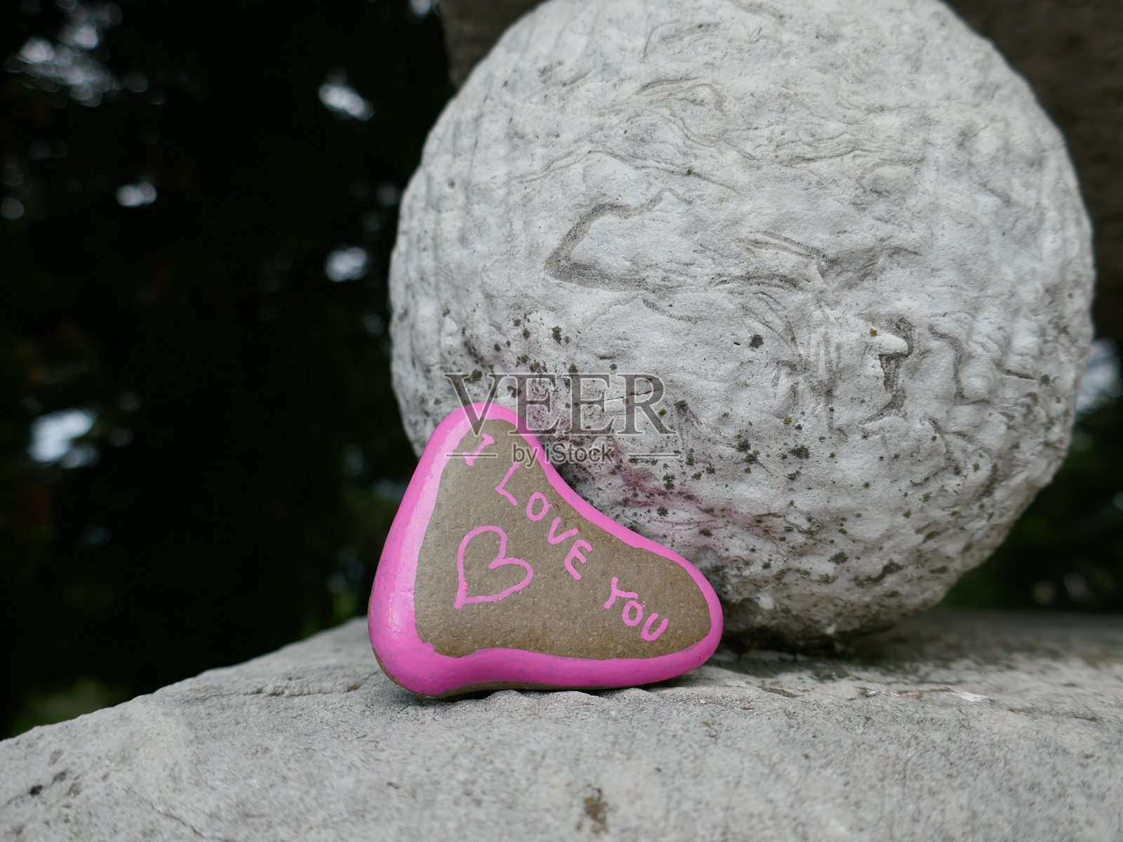 历史悠久的石球与“我爱你”心形岩石照片摄影图片