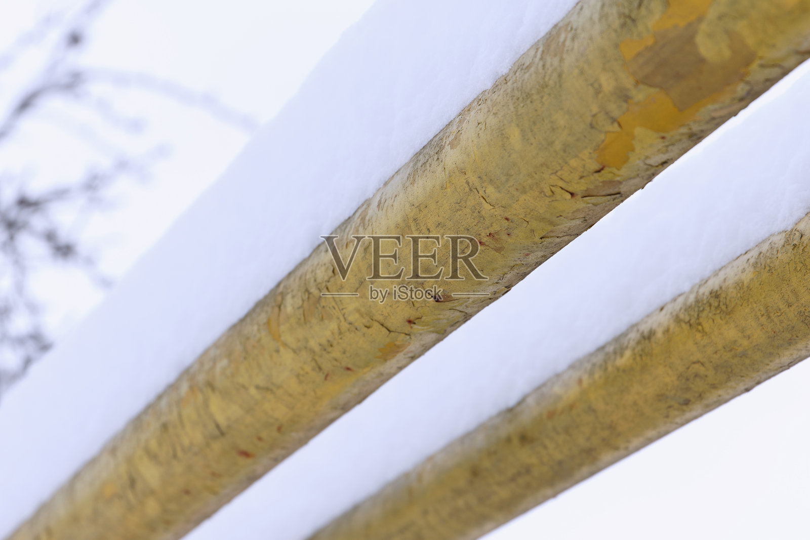 冬季风景中被雪覆盖的两根金属管道照片摄影图片