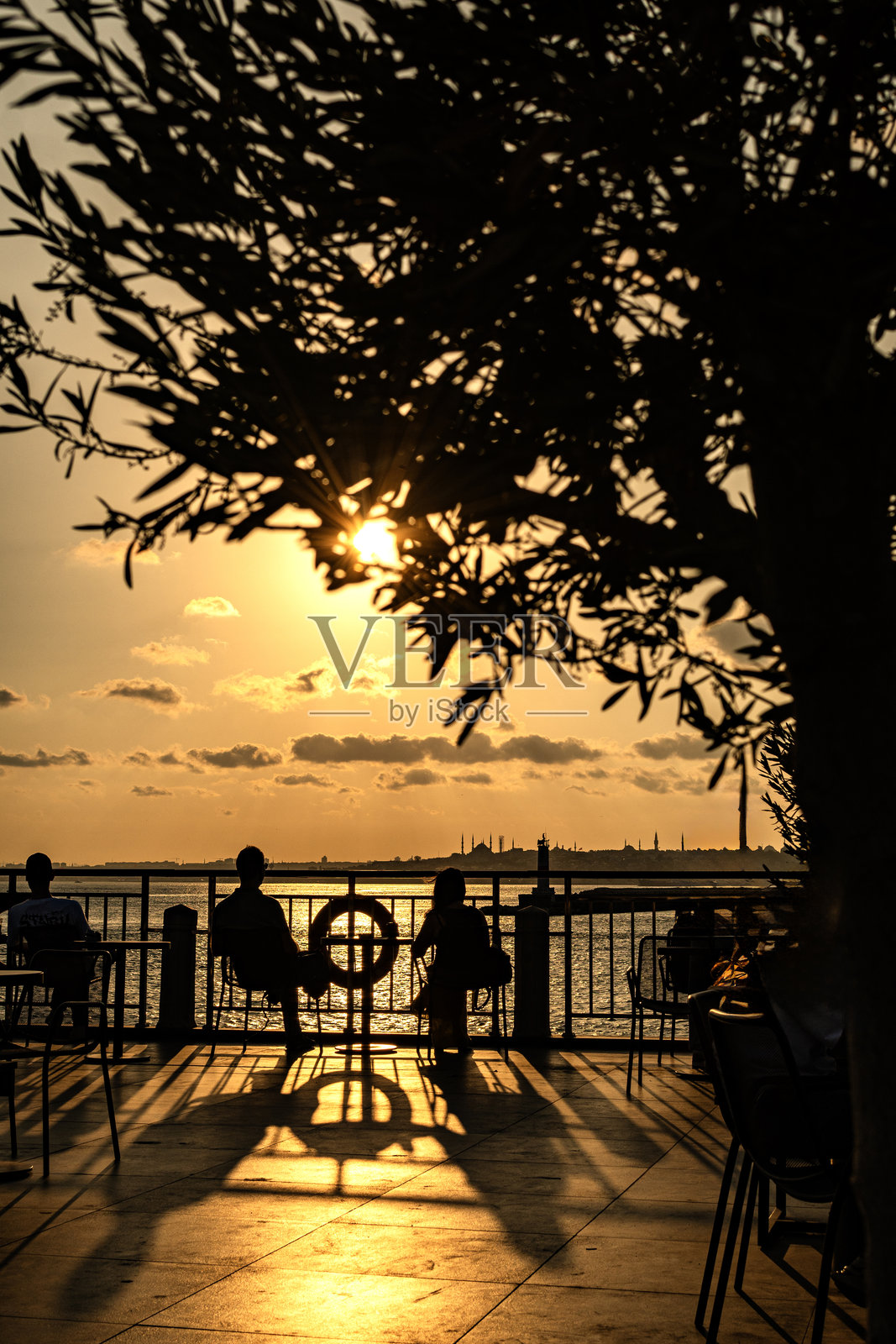 游客在伊斯坦布尔卡迪柯伊港观看历史半岛的日落时分照片摄影图片