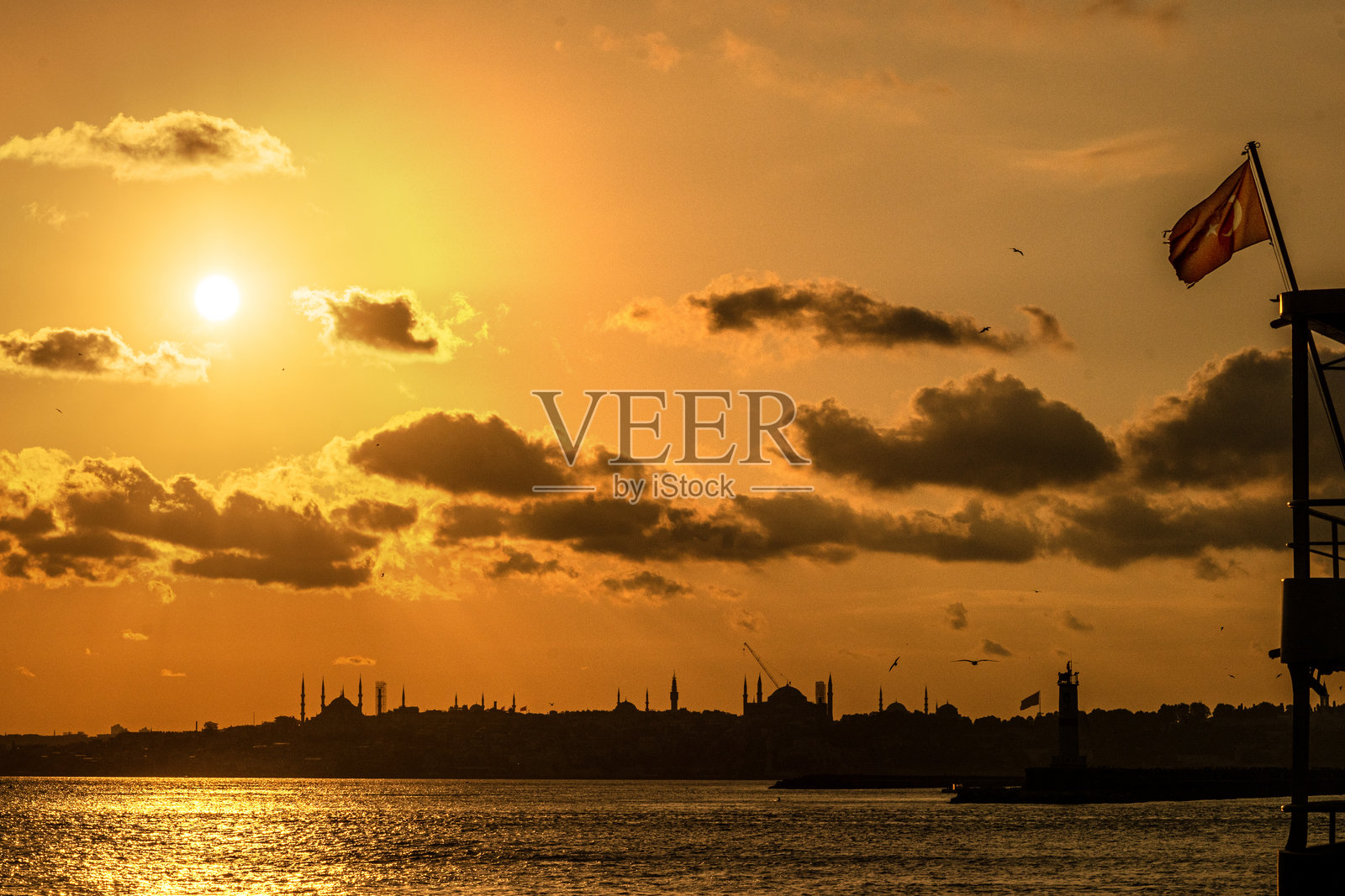 日落时分的土耳其伊斯坦布尔美丽城市的圣索非亚大教堂照片摄影图片