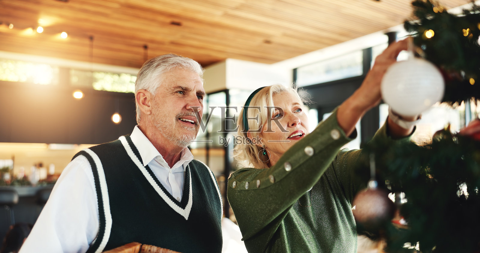 圣诞节，树或老年夫妇与装饰品用于节日装饰，传统或基督教家庭。悬挂，球或老年女性与小饰品或灯光用于假期，创造力或派对。照片摄影图片