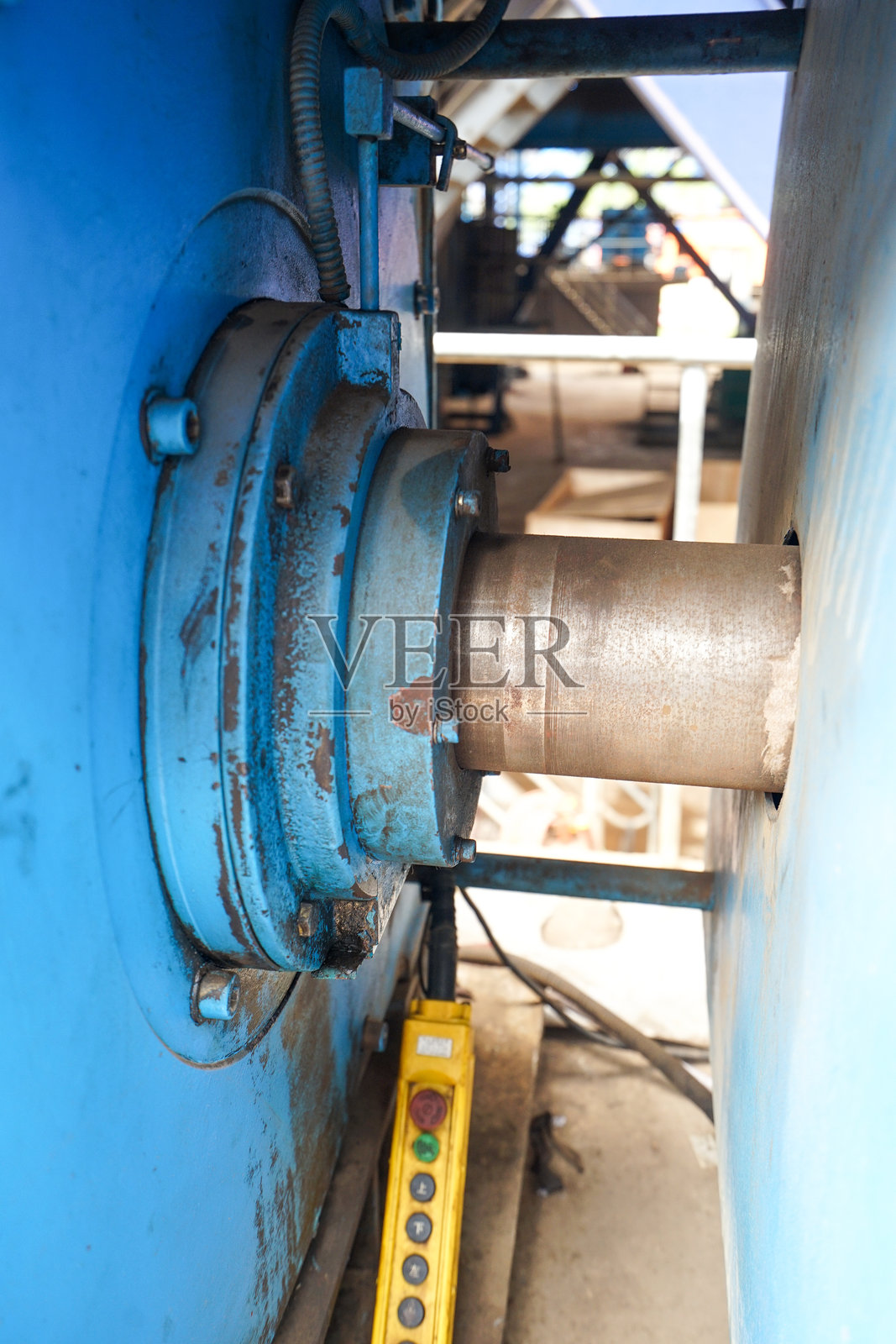 工业机械的详细视图：蓝色机械部件和控制吊坠照片摄影图片