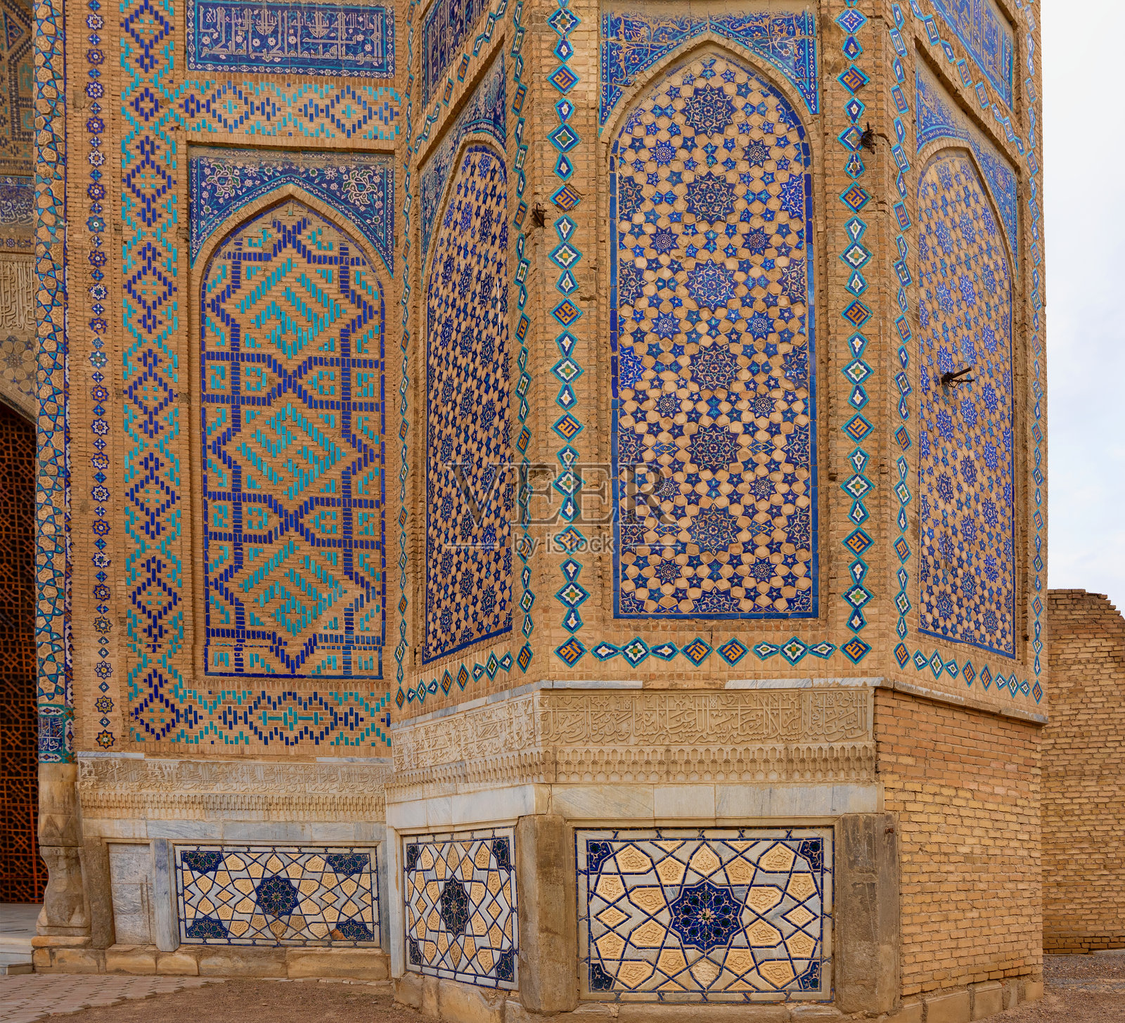 乌兹别克斯坦撒马尔罕的比比·哈尼姆清真寺，展示了华丽的外立面，装饰着复杂的几何瓷砖工艺。照片摄影图片