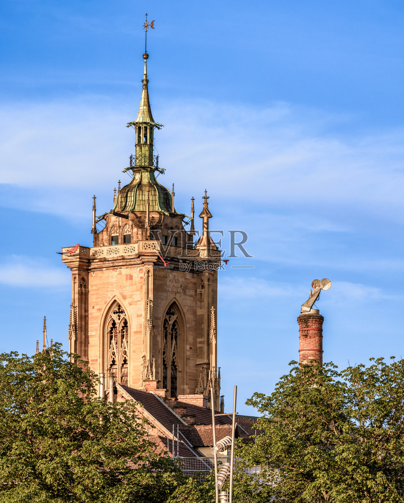 法国科尔马圣马丁大学教堂的塔楼。照片摄影图片