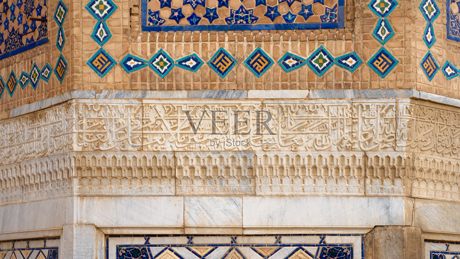 乌兹别克斯坦撒马尔罕的比比卡尼姆清真寺，展示了华丽的外立面，装饰着复杂的几何瓷砖工艺。照片摄影图片