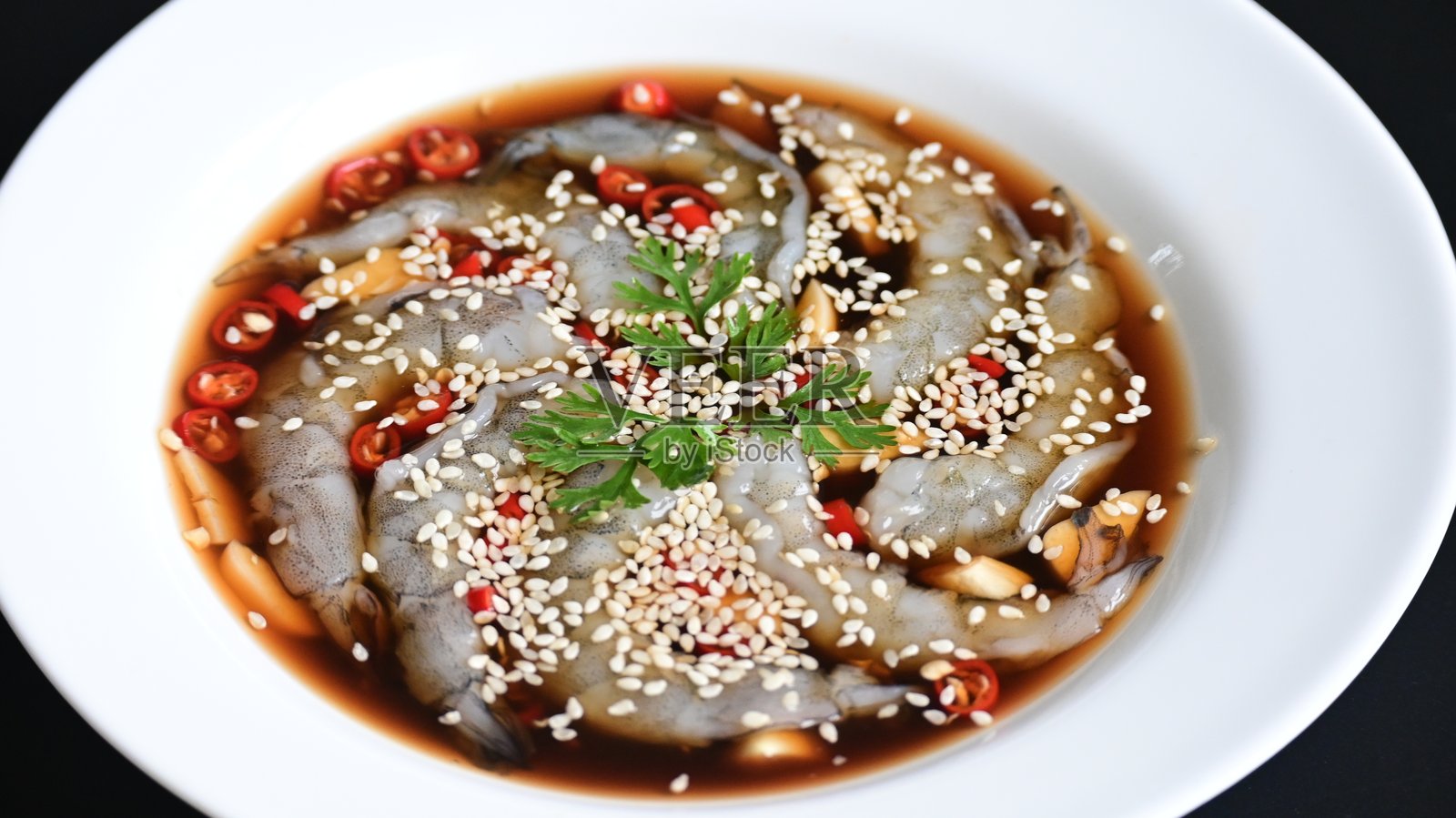 白盘上的酱油虾，韩式菜单照片摄影图片