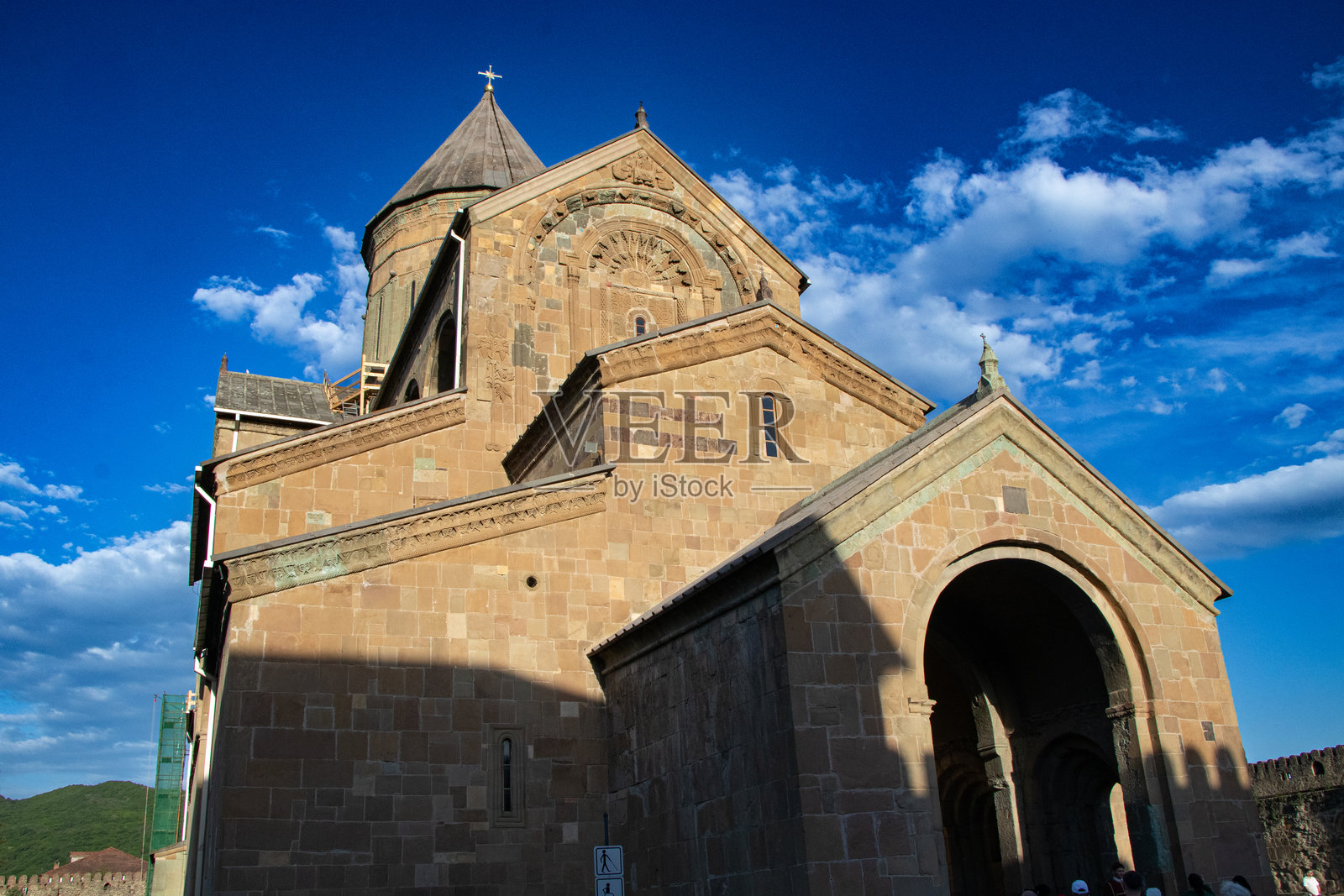 格鲁吉亚姆茨赫塔的斯维提茨霍韦利大教堂东立面在蓝天下照片摄影图片