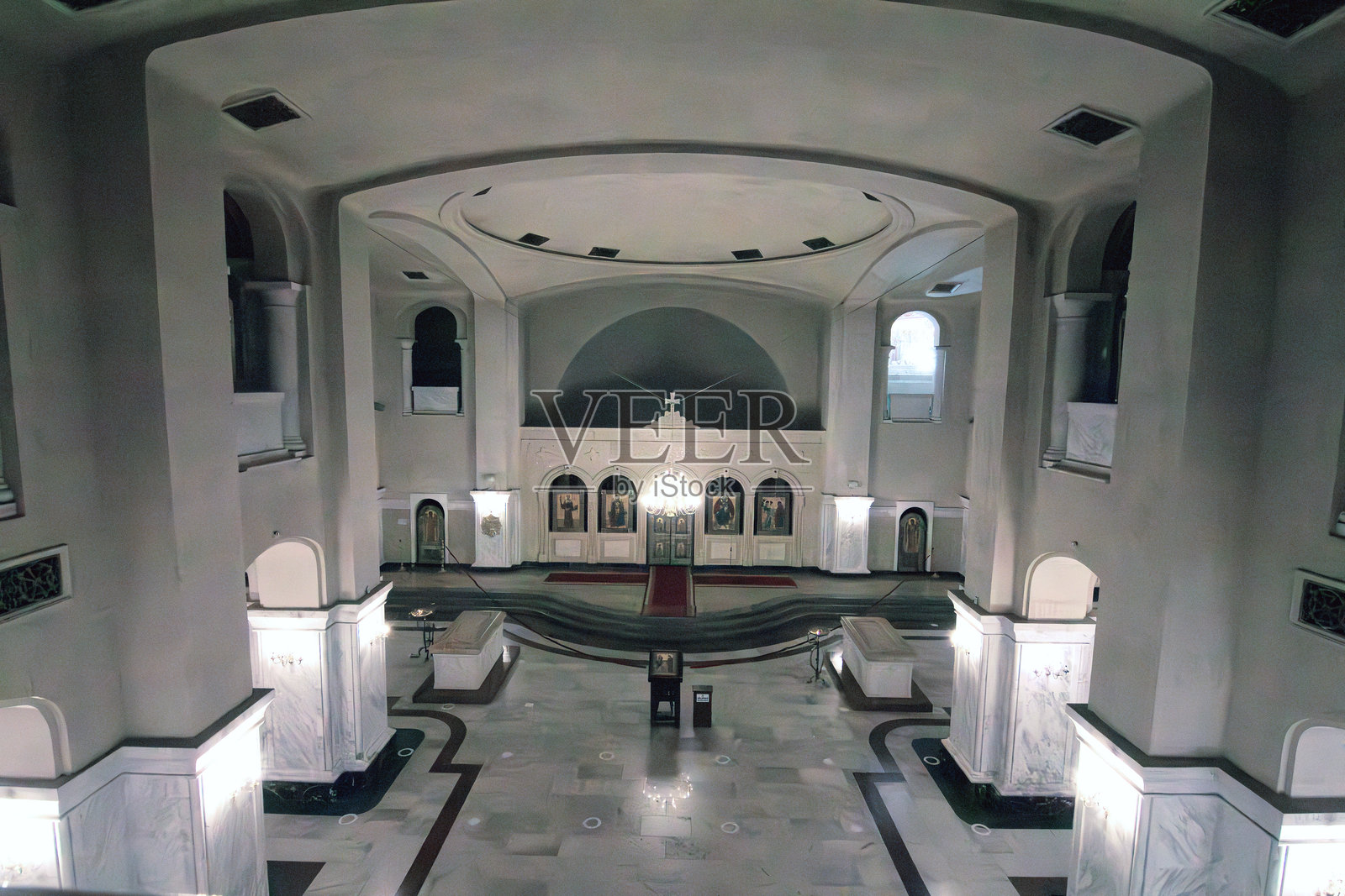 格鲁吉亚第比利斯的东正教大教堂内部，装饰有圣像和大理石柱子照片摄影图片